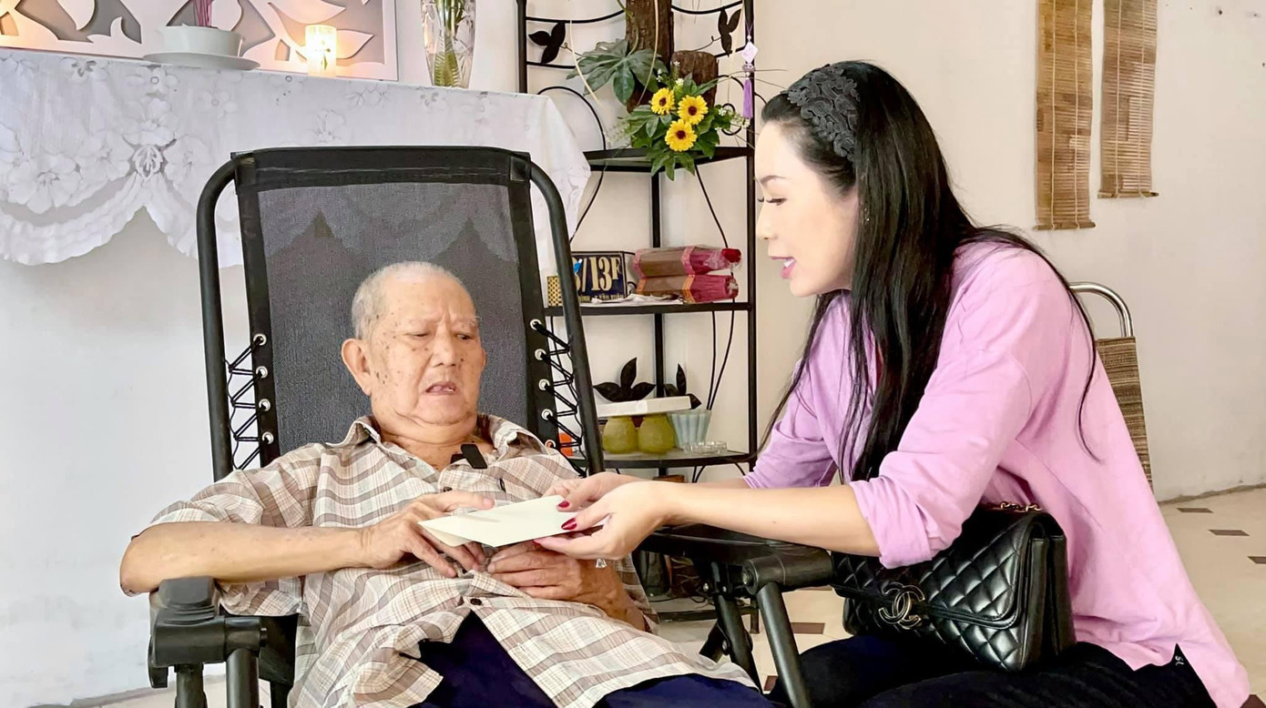 Sức khỏe của ông rất yếu, đi lại khó khăn