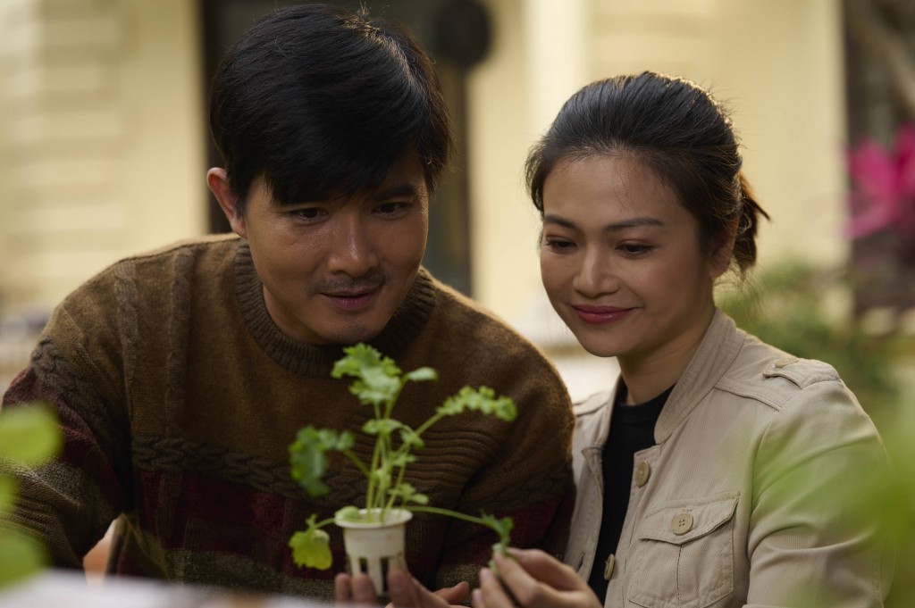 Quang Sự vào vai anh cả hiền lành, trầm tính trong gia đình có ba anh em trai. Quang Sự vào vai anh cả hiền lành, trầm tính trong gia đình có ba anh em trai.