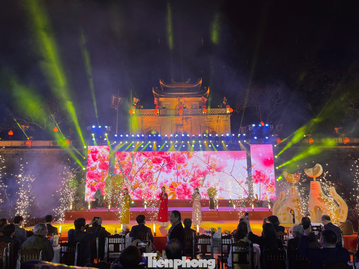 Ngày thơ Việt Nam 2023 mang tinh thần mới mẻ, thể hiện sự hòa quyện giữa truyền thống và hiện đại. Hội Nhà văn Việt Nam và Trung tâm Bảo tồn di sản Thăng Long - Hà Nội mở cửa tự do cho khán giả đến với Ngày thơ. Ảnh: NHƯ Ý. Ngày thơ Việt Nam 2023 mang tinh thần mới mẻ, thể hiện sự hòa quyện giữa truyền thống và hiện đại. Hội Nhà văn Việt Nam và Trung tâm Bảo tồn di sản Thăng Long - Hà Nội mở cửa tự do cho khán giả đến với Ngày thơ. Ảnh: NHƯ Ý.