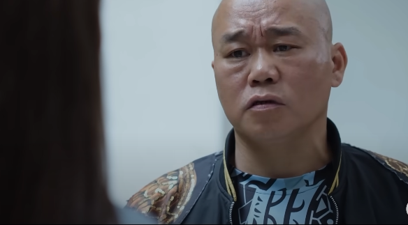 Hùng dặn Mai Anh cảnh giác với ông Kình. Ảnh: CMH.