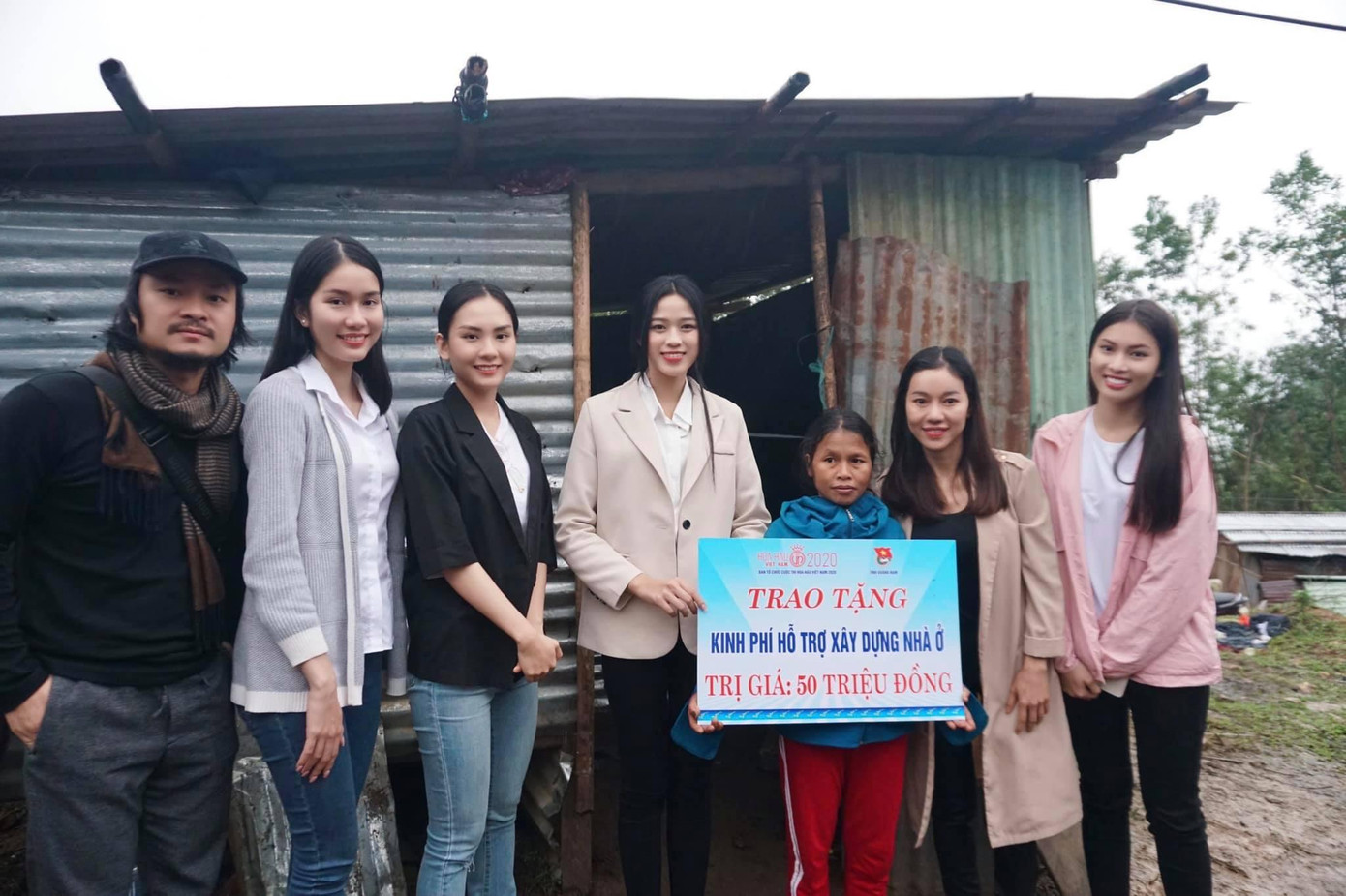Hoa hậu Việt Nam 2020 cùng các người đẹp của cuộc thi hỗ trợ kinh phí xây dựng nhà ở cho người dân miền Trung.