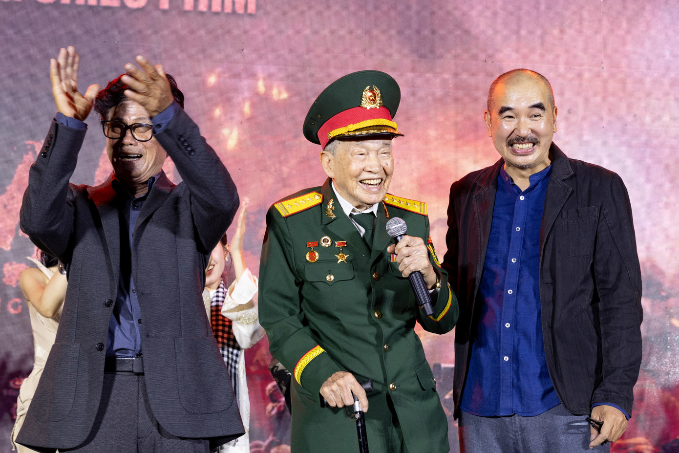 Đại tá tình báo Nguyễn Văn Tàu (giữa) đọc thơ về địa đạo Củ Chi. Đại tá tình báo Nguyễn Văn Tàu (giữa) đọc thơ về địa đạo Củ Chi.