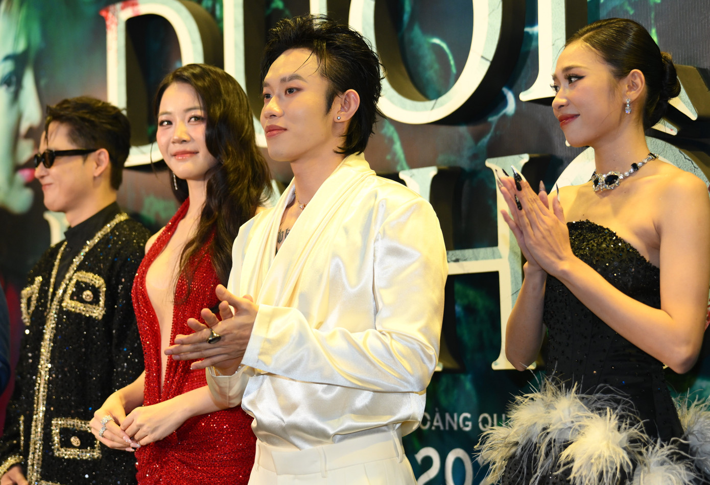 Dưới đáy hồ lấy cảm hứng từ truyền thuyết đô thị về hồ đá tử thần, nơi từng xảy ra nhiều cái chết bí ẩn. Từ nền tảng đó, bộ đôi đạo diễn - nhà sản xuất Trần Hữu Tấn và Hoàng Quân xây dựng nên thế giới siêu nhiên kỳ ảo. Ở đó, các "bản sao" - thực thể song trùng - được tạo ra từ lớp rêu quỷ dưới đáy hồ, rồi từng bước xâm nhập vào thế giới loài người. Dưới đáy hồ lấy cảm hứng từ truyền thuyết đô thị về hồ đá tử thần, nơi từng xảy ra nhiều cái chết bí ẩn. Từ nền tảng đó, bộ đôi đạo diễn - nhà sản xuất Trần Hữu Tấn và Hoàng Quân xây dựng nên thế giới siêu nhiên kỳ ảo. Ở đó, các "bản sao" - thực thể song trùng - được tạo ra từ lớp rêu quỷ dưới đáy hồ, rồi từng bước xâm nhập vào thế giới loài người.