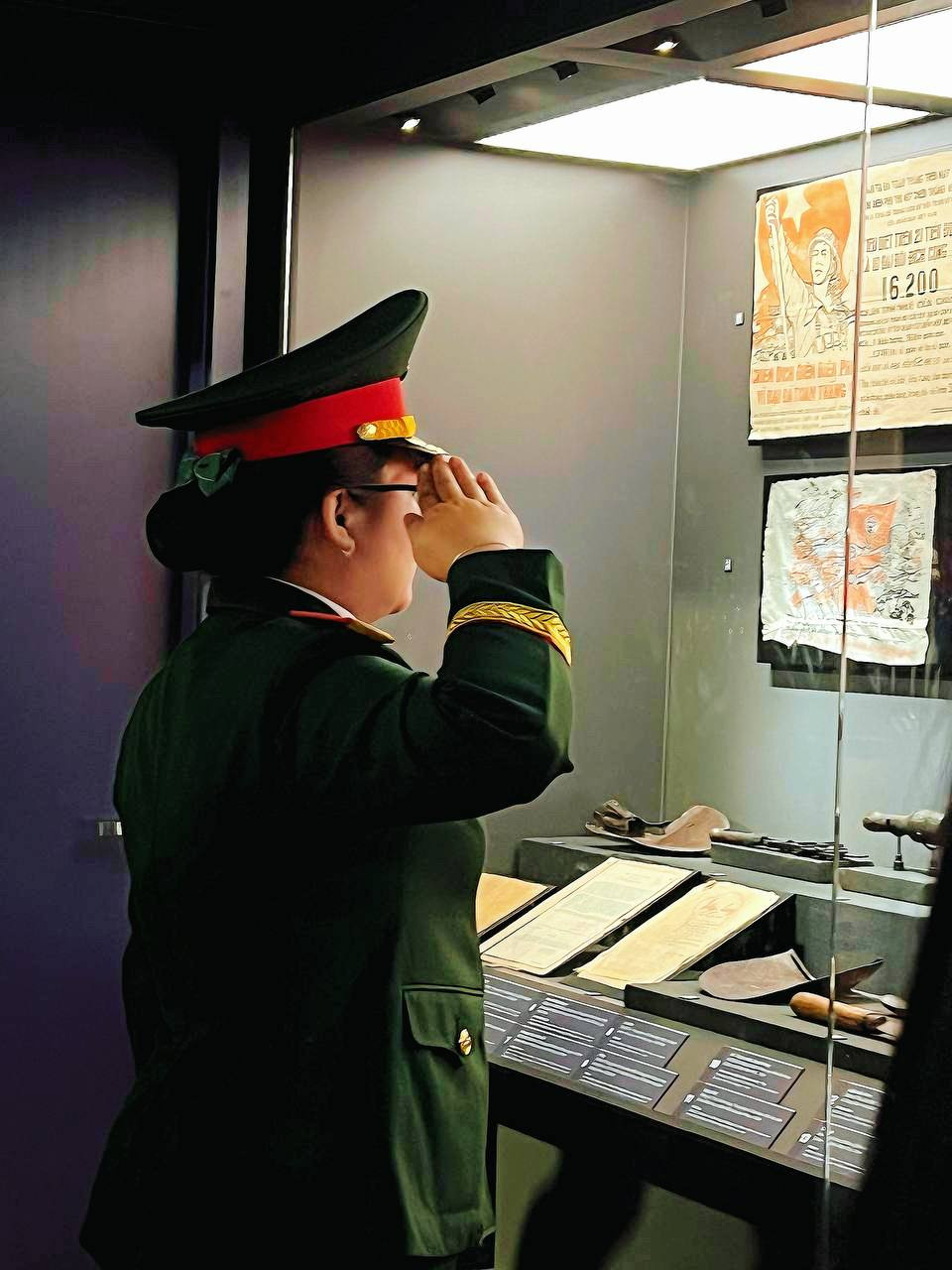 Một số khoảnh khắc đẹp tại Bảo tàng Lịch sử Quân sự Việt Nam trong sáng 26/4.