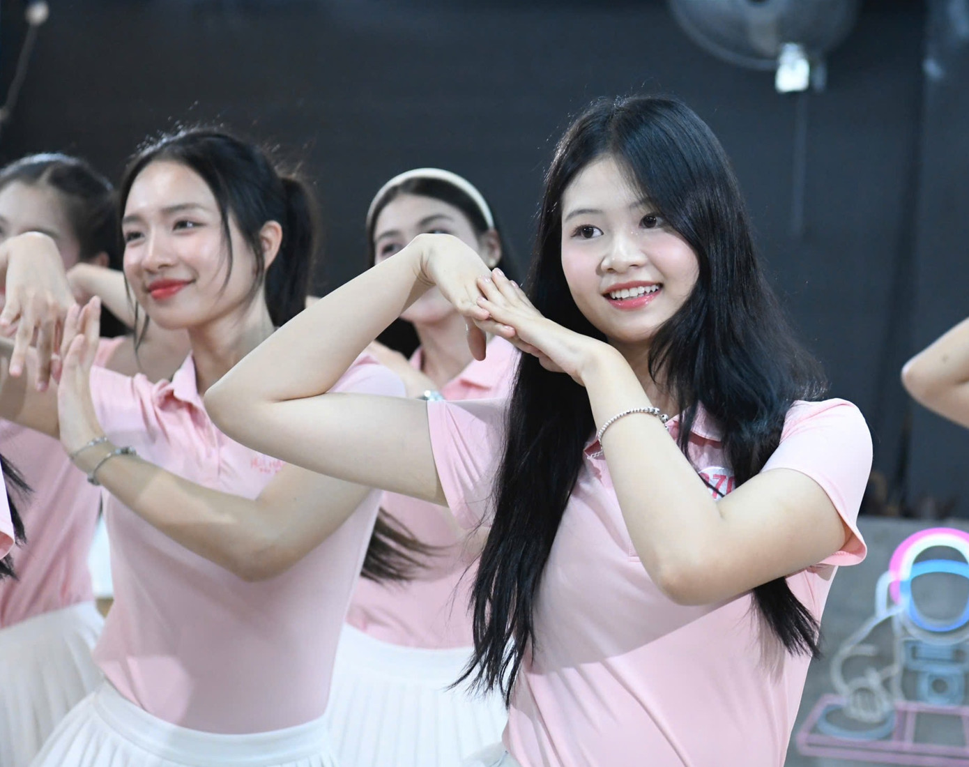 Thí sinh Hồ Ngọc Phương Linh cho biết cô có sở trưởng về nhảy, tự học nhảy tại nhà từ năm lớp 6. "Tôi thích nhảy hiện đại, nhảy theo thần tượng Hàn Quốc. Buổi tập vũ đạo hôm nay rất dễ hiểu. Tôi cũng theo dõi huấn luyện viên trên mạng xã hội và chăm chỉ xem những video tập mẫu", Phương Linh nói.