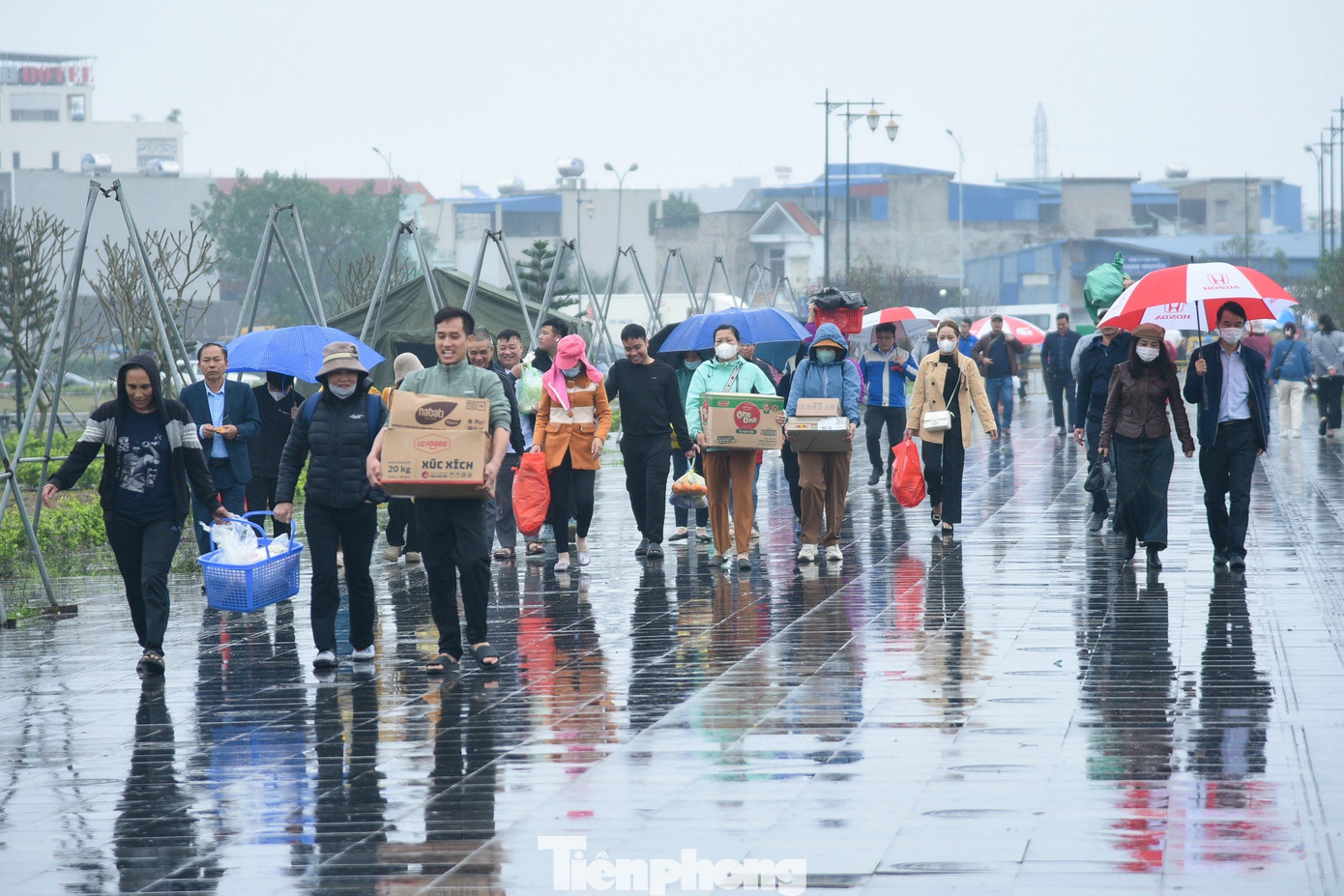 Từ 15h chiều 14 tháng Giêng du khách thập phương đổ về khu vực đền Trần khá đông. Bãi xe được ban tổ chức lễ hội sắp xếp cách đền khoảng 1 km. Bảng giá gửi xe được niêm yết, tình trạng chặt chém không diễn ra. Từ 15h chiều 14 tháng Giêng du khách thập phương đổ về khu vực đền Trần khá đông. Bãi xe được ban tổ chức lễ hội sắp xếp cách đền khoảng 1 km. Bảng giá gửi xe được niêm yết, tình trạng chặt chém không diễn ra.