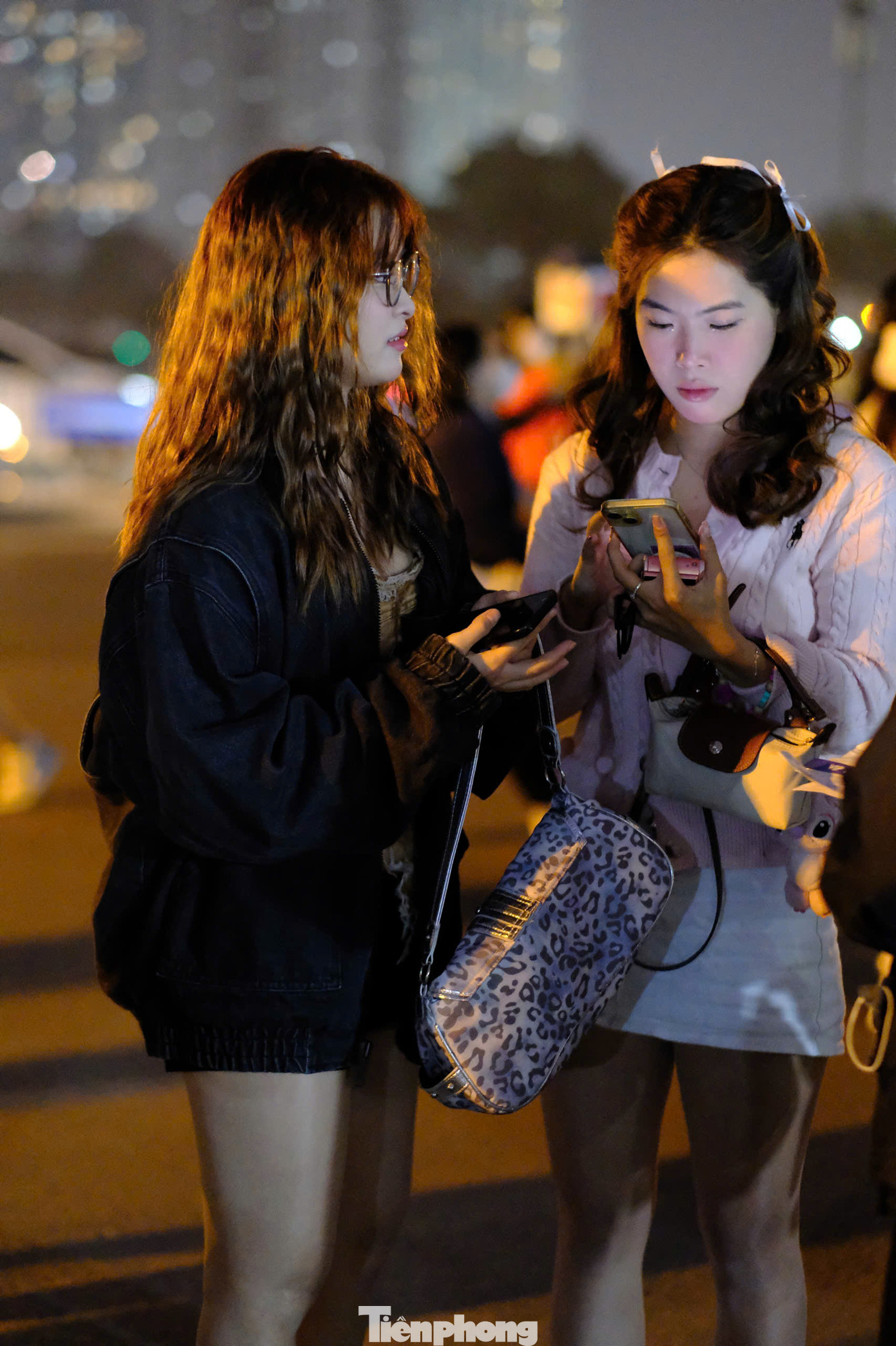 Một số fan có mặt từ sáng hoặc đầu giờ chiều đã chuẩn bị thức ăn nhẹ, khăn và mũ. Trong sân, người hâm mộ hô tên thần tượng trước giờ diễn. Concert Anh trai say hi đầu tiên tại Hà Nội diễn ra tối 7/12, đón hàng chục nghìn người. Một số sự cố đã xảy ra như pháo bay vào người fan, đồ ăn của hạng vé cao bị chê, fan ngất xỉu ở khu vực đứng. BTC lên tiếng xin lỗi và khẳng định tiếp thu ý kiến, rút kinh nghiệm để khán giả có trải nghiệm tốt khi xem concert.