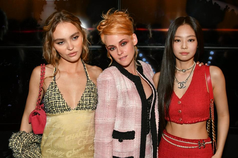 Tại sự kiện, Kristen Stewart cũng tiết lộ mình là một fan hâm mộ của Jennie. Cả hai đã tranh thủ trò chuyện trong hậu trường.