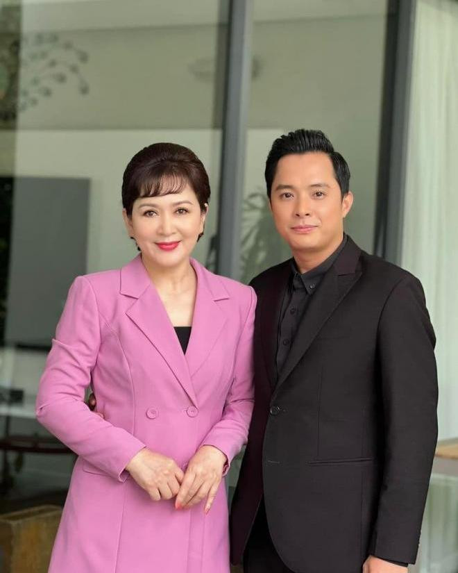 Diễn viên Nguyễn Tiến Ngọc - “Anh Thỏ” của "Chúc bé ngủ ngon" cũng bất ngờ xuất hiện trong chặng cuối của phim. Anh chia sẻ ảnh chụp cùng bà Kim Nhung (NSND Minh Hòa) cùng dòng trạng thái gây chú ý: “Con nuôi Kim Nhung mới về”. Nghệ sĩ Minh Hòa cũng hài hước đáp lại: “Công nhận cậu con rể tương lai cũng đẹp trai ra phết”. Diễn viên Nguyễn Tiến Ngọc - “Anh Thỏ” của "Chúc bé ngủ ngon" cũng bất ngờ xuất hiện trong chặng cuối của phim. Anh chia sẻ ảnh chụp cùng bà Kim Nhung (NSND Minh Hòa) cùng dòng trạng thái gây chú ý: “Con nuôi Kim Nhung mới về”. Nghệ sĩ Minh Hòa cũng hài hước đáp lại: “Công nhận cậu con rể tương lai cũng đẹp trai ra phết”.