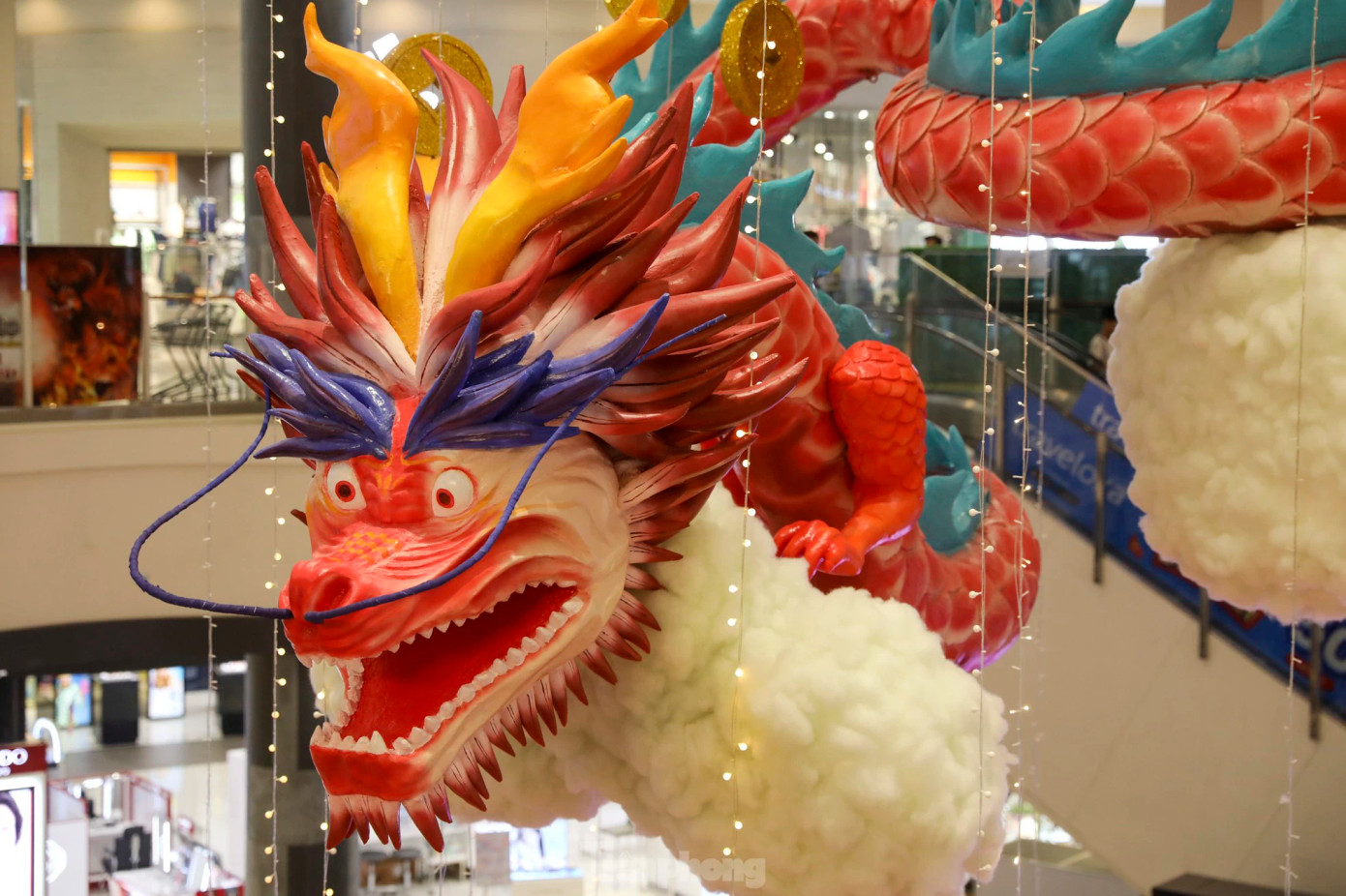 Rồng có biểu cảm lạ tại một trung tâm thương mại thuộc quận Tân Phú, TP.HCM.