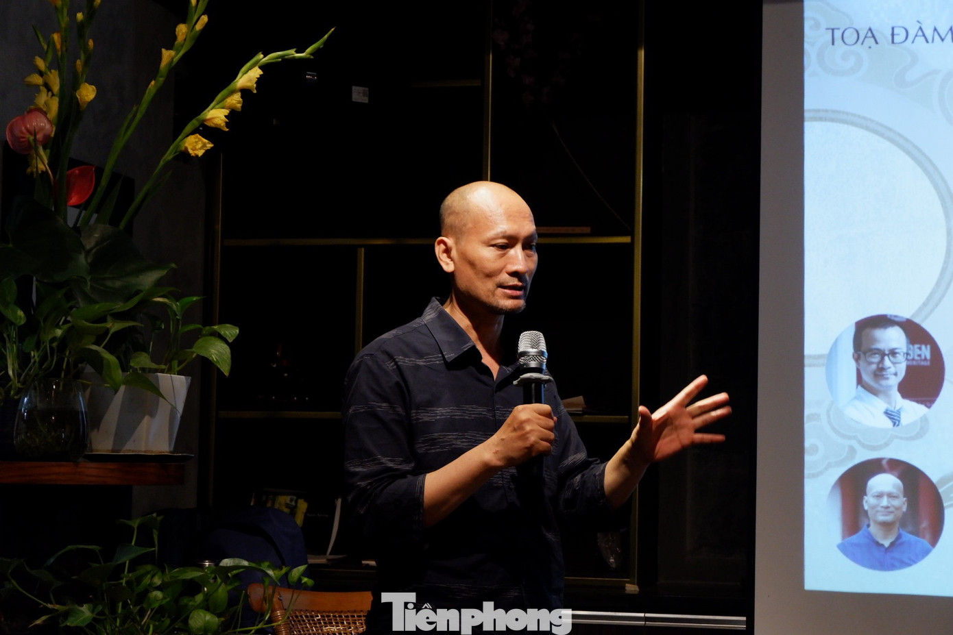 TS. Trần Hậu Yên Thế chia sẻ về hình tượng rồng ở Văn Miếu - Quốc Tử Giám. Ảnh: Thu Vân. TS. Trần Hậu Yên Thế chia sẻ về hình tượng rồng ở Văn Miếu - Quốc Tử Giám. Ảnh: Thu Vân.