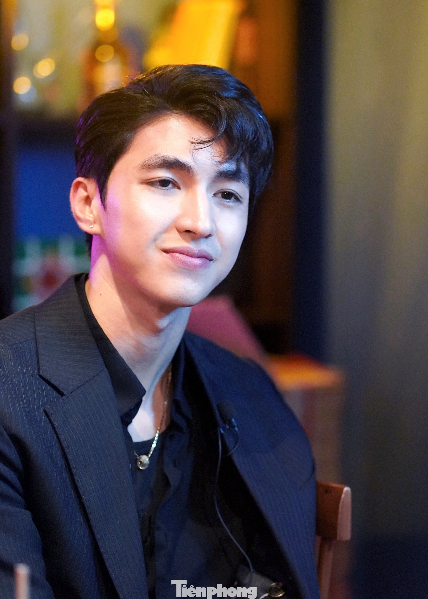 Đừng làm mẹ cáu được Bình An coi là bộ phim "nhẹ nhàng" nhất, nếu tính số lượng những cảnh tình cảm của anh với bạn diễn nữ. Dù vậy, anh vẫn chủ động thông báo với vợ trước khi ghi hình. Ảnh: TRỌNG QUÂN.