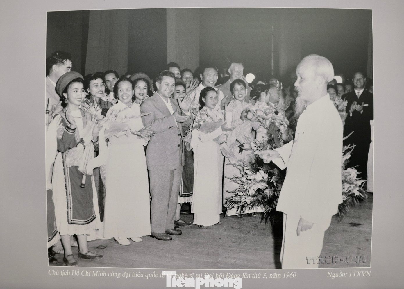Chủ tịch Hồ Chí Minh cùng đại biểu quốc tế và nghệ sĩ tại Đại hội Đảng lần thứ 3 năm 1960.
