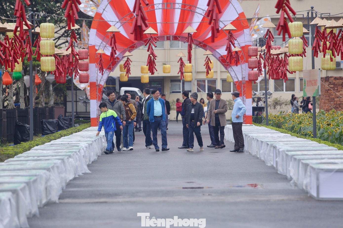 Từ sáng 4/2, công tác chuẩn bị cho sự kiện chính của Ngày thơ 2023 gần như được hoàn tất. Ban tổ chức dựng màn hình LED trước cổng Đoan Môn, chiếu các đoạn trích tư liệu về cuộc đời, sự nghiệp các nhà thơ nổi tiếng, những ca khúc hay được phổ nhạc từ thơ. Tại sự kiện chính, khách tham quan được dạo bước trên Đường thơ để thưởng lãm 100 câu thơ của các tác giả nổi tiếng như Nguyễn Du, Nguyễn Bính, Nguyễn Đình Thi, Thâm Tâm... Ảnh: DUY PHẠM. Từ sáng 4/2, công tác chuẩn bị cho sự kiện chính của Ngày thơ 2023 gần như được hoàn tất. Ban tổ chức dựng màn hình LED trước cổng Đoan Môn, chiếu các đoạn trích tư liệu về cuộc đời, sự nghiệp các nhà thơ nổi tiếng, những ca khúc hay được phổ nhạc từ thơ. Tại sự kiện chính, khách tham quan được dạo bước trên Đường thơ để thưởng lãm 100 câu thơ của các tác giả nổi tiếng như Nguyễn Du, Nguyễn Bính, Nguyễn Đình Thi, Thâm Tâm... Ảnh: DUY PHẠM.