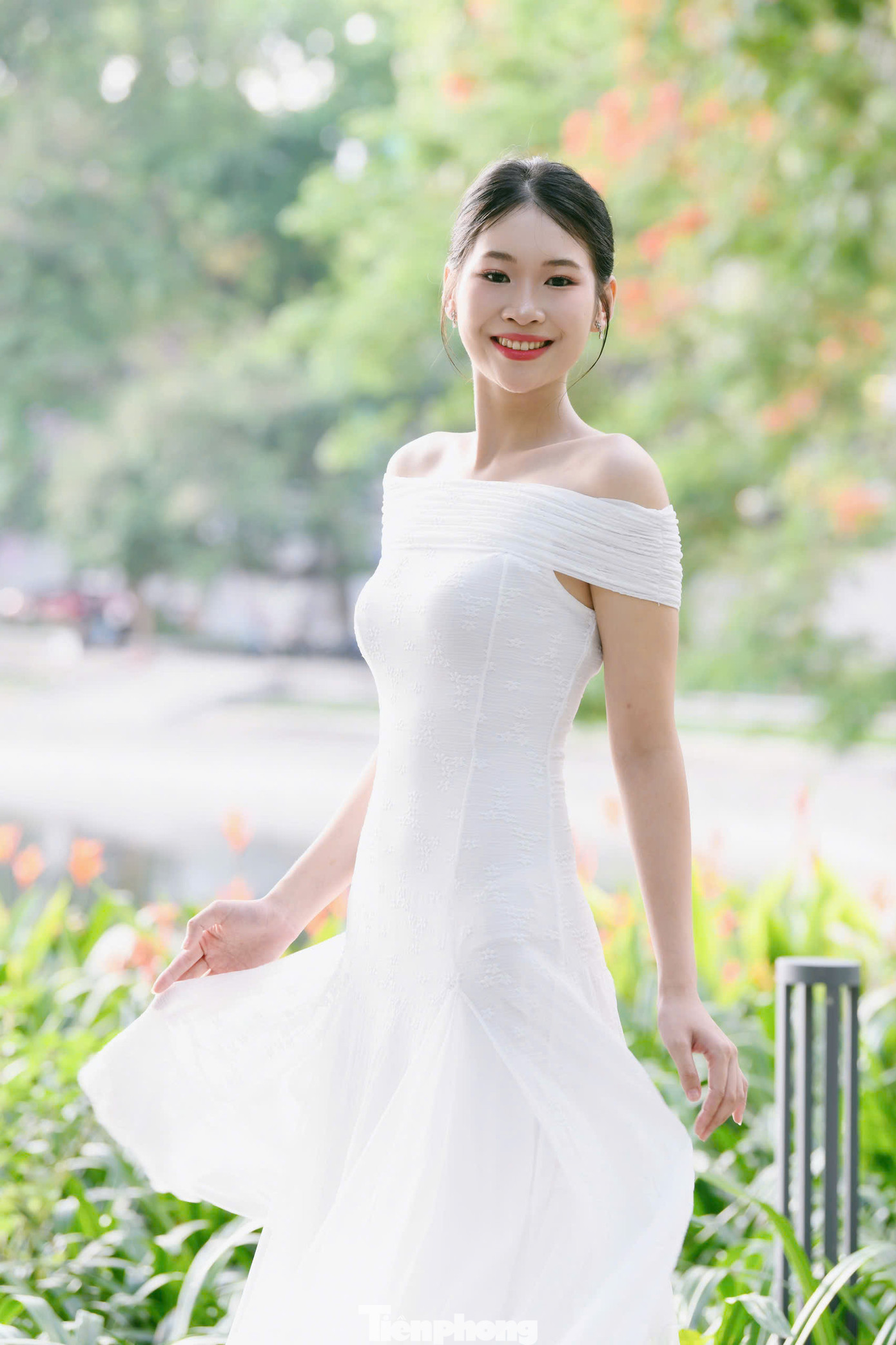 Hiền Nhi nói cô giấu gia đình về việc đi thi sắc đẹp. “Khi được vào vòng chung khảo tôi đã gọi điện cho ông bà. Ông bà vui và ủng hộ tôi, thường xuyên gọi điện hỏi thăm tôi trong những ngày tôi xa nhà”, cô nói. Trong top 25 thí sinh vào chung kết Hoa hậu Việt Nam 2024, Hoàng Thị Hiền Nhi đánh giá cao Nguyễn Phương Nhi, Hồ Ngọc Phương Linh, Bùi Thùy Nhiên và Trần Thị Huyền Cơ. Hiền Nhi cũng đặt mục tiêu lọt vào top 5 cuộc thi Hoa hậu Việt Nam 2024.