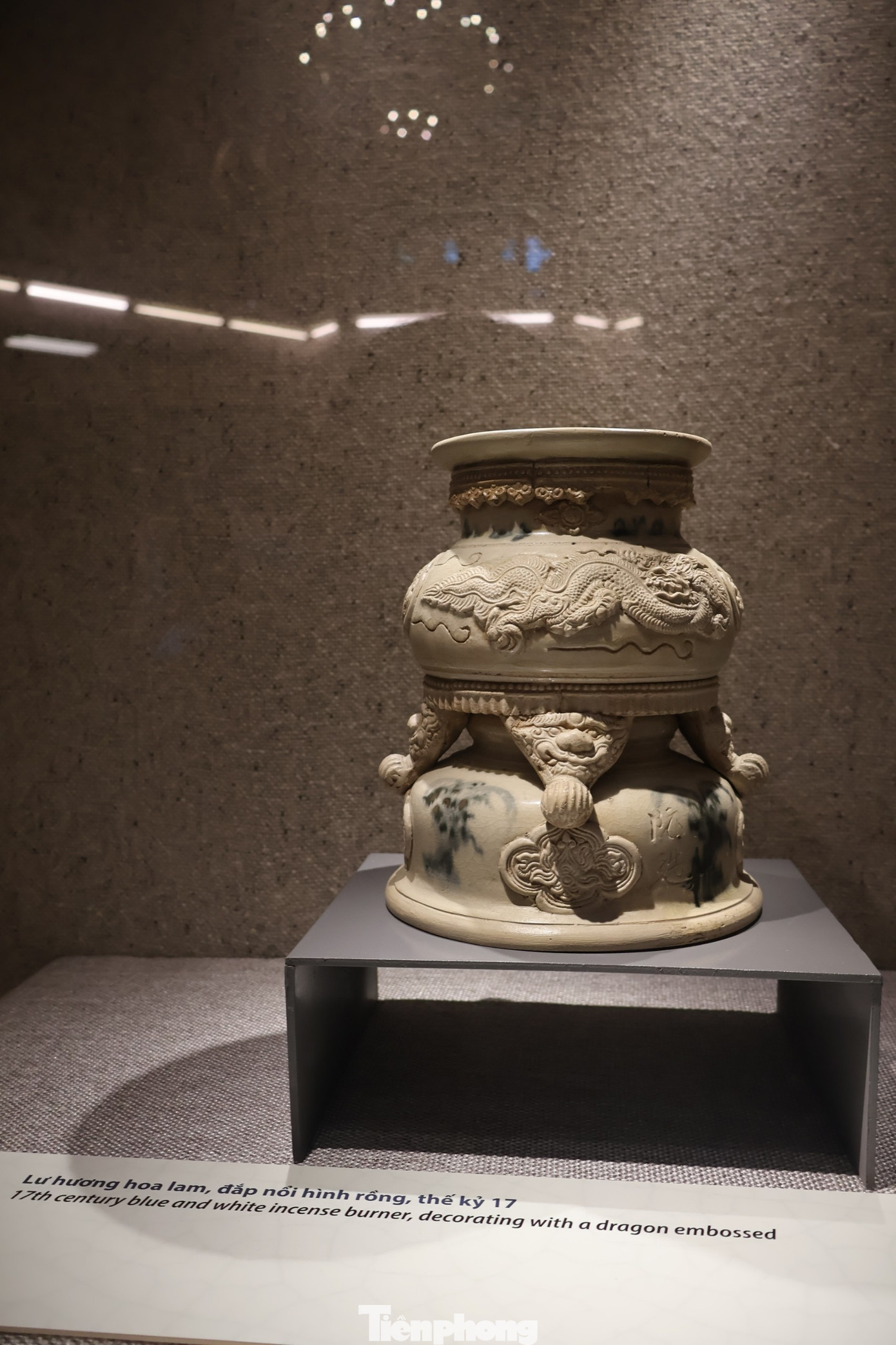 Lư hương men trắng ngà và xanh rêu (trái) và Lư hương đắp nổi hình rồng thế kỷ 17. Từ thế kỷ 15 đến 18 là thời kỳ phát triển mạnh mẽ mối quan hệ giao lưu thương mại giữa Việt Nam và nhiều nước trên thế giới, tạo điều kiện cho nghề sản xuất gốm ở Việt Nam phát triển vượt bậc cả về số lượng lẫn chất lượng, trở thành những kiệt tác nghệ thuật.
