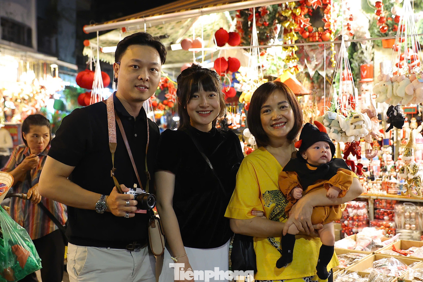 Không khí Halloween sôi động ở nhiều tuyến phố chính của Thủ đô, các gia đình, cặp đôi dạo chơi trong thời tiết mát mẻ của mùa thu.