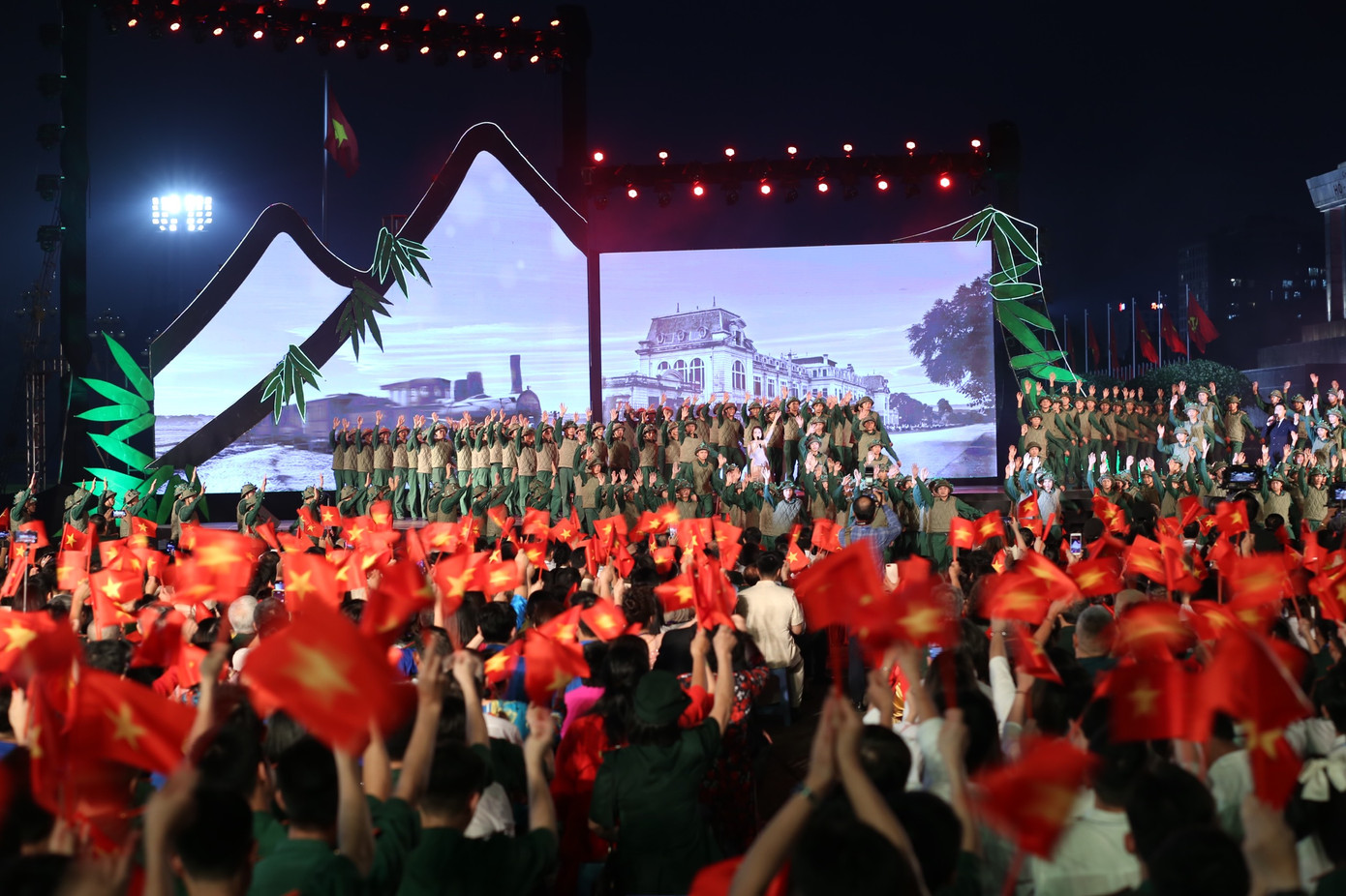 Ca sĩ Lan Anh, nhóm Belcanto và nhiều nghệ sĩ từ hai điểm cầu Hà Nội, Điện Biên thể hiện ca khúc Người Hà Nội. Trong khi đó, điểm cầu TPHCM cũng gây xúc động với ca khúc Nam Bộ kháng chiến (sáng tác Tạ Thanh Sơn) do ca sĩ Đức Tuấn thể hiện. Điểm cầu Thanh Hoá, Kon Tum tiếp nối bầu không khí hào hùng với tiết mục Bình Trị Thiên khói lửa.