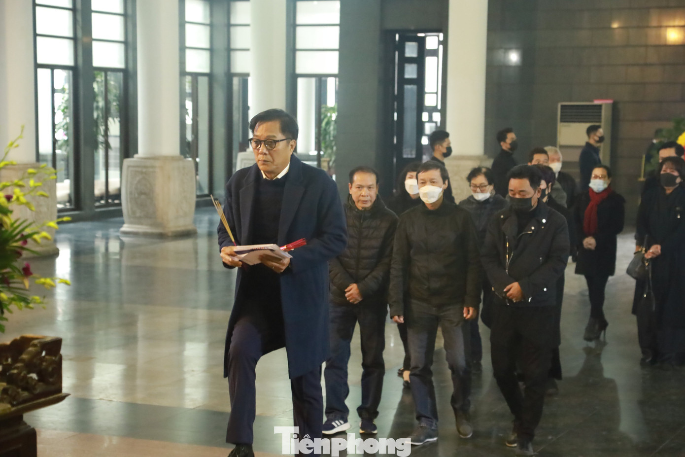 NSND Trọng Trinh cùng diễn viên lớp diễn viên khóa I Nhà hát Kịch Việt Nam tới viếng. Nhà hát Kịch Việt Nam là nơi ghi dấu nhiều cống hiến, đóng góp của NSND Doãn Hoàng Giang. Ảnh: TRỌNG TÀI. NSND Trọng Trinh cùng diễn viên lớp diễn viên khóa I Nhà hát Kịch Việt Nam tới viếng. Nhà hát Kịch Việt Nam là nơi ghi dấu nhiều cống hiến, đóng góp của NSND Doãn Hoàng Giang. Ảnh: TRỌNG TÀI.