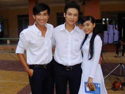 Duy Khoa (giữa) và vai diễn trong "Hoàng tử xấu trai" Duy Khoa (giữa) và vai diễn trong "Hoàng tử xấu trai"