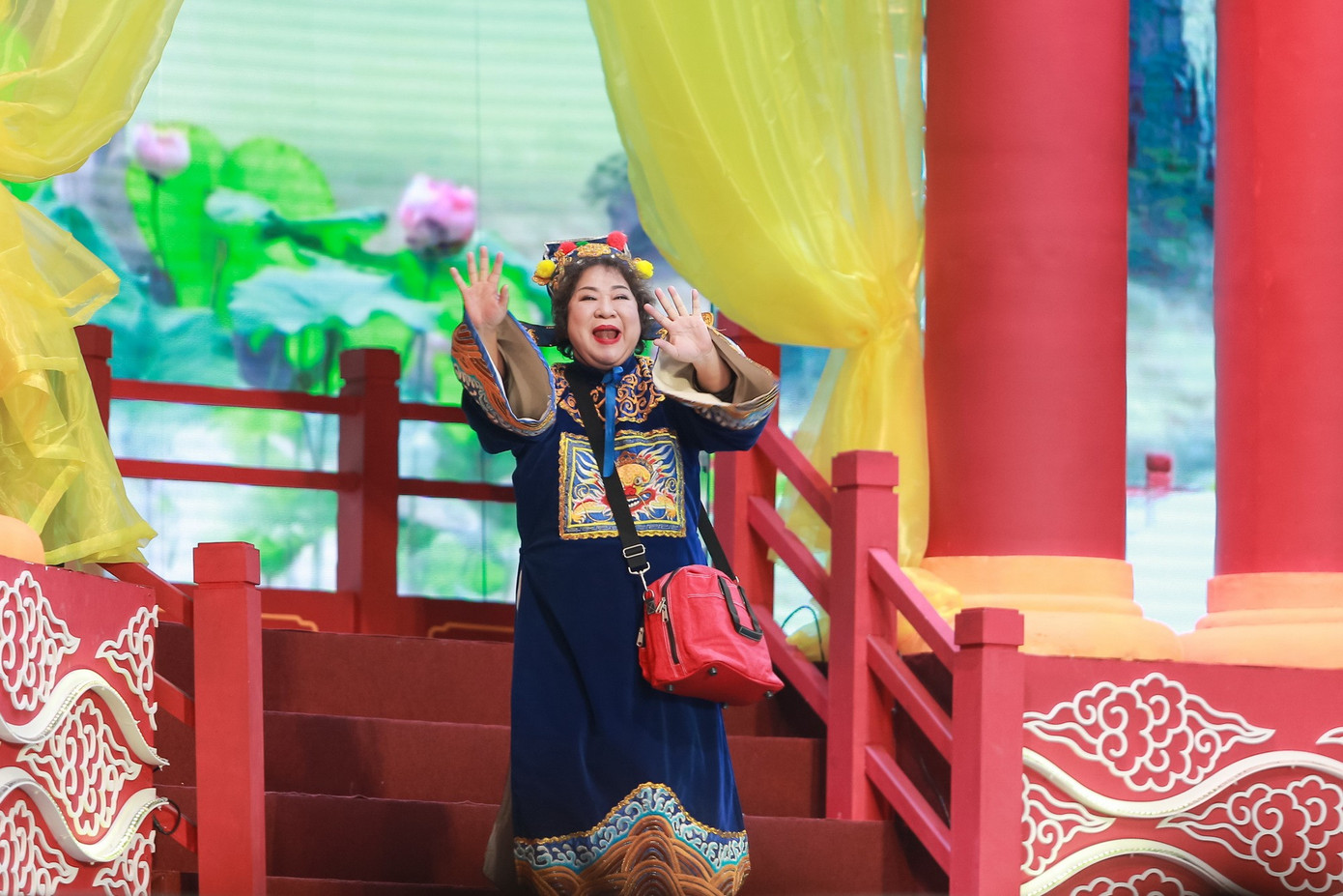 NSƯT Minh Vượng trên sân khấu Táo Quân. NSƯT Minh Vượng trên sân khấu Táo Quân.