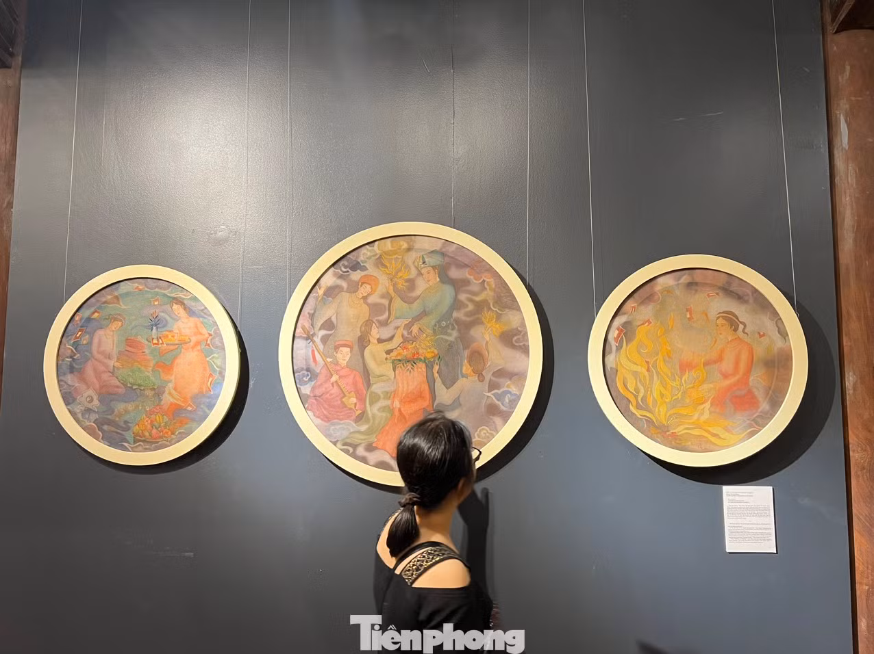 Tinh hoa của tranh dân gian Hàng Trống và sáng tạo mới của các nghệ sĩ đương đại từ dòng tranh này đã gây ấn tượng đến người xem. Các tác phẩm được sắp đặt theo từng cặp, một bên là tác phẩm gốc từ tranh dân gian Hàng Trống và tranh của nghệ nhân Lê Đình Nghiên, một bên tác phẩm mới đương đại lấy cảm hứng từ tác phẩm gốc. Nghệ nhân Lê Đình Nghiên nhận định: "Không gian trưng bày một số tranh dân gian Hàng Trống - đặc sản của người Hà thành xưa. Đây là một niềm khích lệ đối với tôi. Trong nhiều năm qua tôi cũng cố gắng giữ gìn và phát huy, nâng cấp lên toàn bộ tranh mà cha ông ta để lại, giữ gìn nét văn hóa truyền thống của Hà Nội cũng như Việt Nam". Tinh hoa của tranh dân gian Hàng Trống và sáng tạo mới của các nghệ sĩ đương đại từ dòng tranh này đã gây ấn tượng đến người xem. Các tác phẩm được sắp đặt theo từng cặp, một bên là tác phẩm gốc từ tranh dân gian Hàng Trống và tranh của nghệ nhân Lê Đình Nghiên, một bên tác phẩm mới đương đại lấy cảm hứng từ tác phẩm gốc. Nghệ nhân Lê Đình Nghiên nhận định: "Không gian trưng bày một số tranh dân gian Hàng Trống - đặc sản của người Hà thành xưa. Đây là một niềm khích lệ đối với tôi. Trong nhiều năm qua tôi cũng cố gắng giữ gìn và phát huy, nâng cấp lên toàn bộ tranh mà cha ông ta để lại, giữ gìn nét văn hóa truyền thống của Hà Nội cũng như Việt Nam".