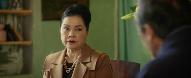 Bà Ngọc trách móc thông gia không khuyên can các con để chúng quyết định bồng bột. Ảnh: CMH.