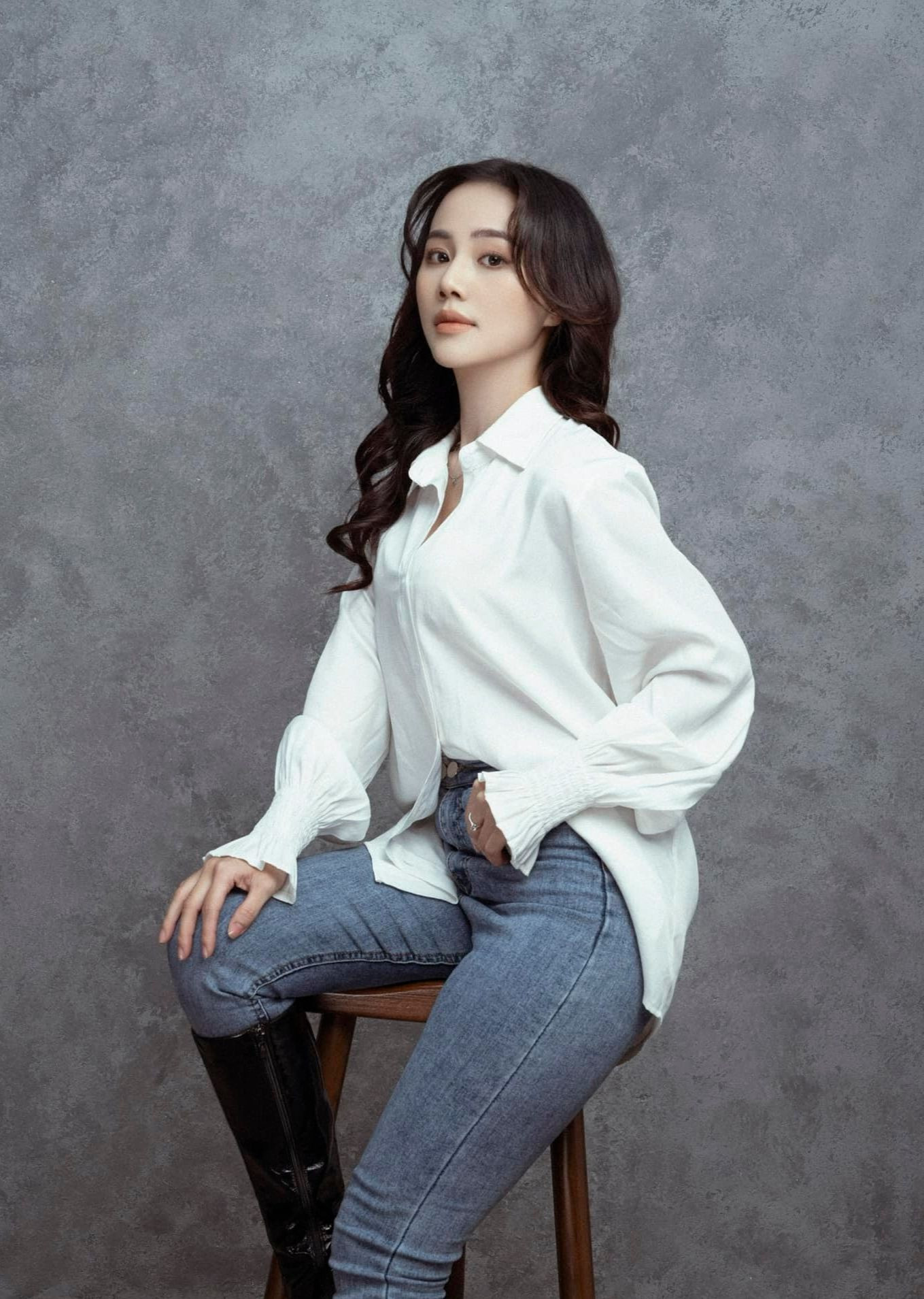 Minh Thu tiết lộ cô kết hôn sớm, từng trải qua hôn nhân tan vỡ và đang là mẹ đơn thân. Con trai của cô hơn 5 tuổi, có tên thân mật là Voi. Cô và bố của Voi chia tay văn minh. Khi có thời gian rảnh, họ cùng đưa con đi chơi. Minh Thu nói cô vui vẻ làm bạn với người cũ sau ly hôn. Minh Thu tiết lộ cô kết hôn sớm, từng trải qua hôn nhân tan vỡ và đang là mẹ đơn thân. Con trai của cô hơn 5 tuổi, có tên thân mật là Voi. Cô và bố của Voi chia tay văn minh. Khi có thời gian rảnh, họ cùng đưa con đi chơi. Minh Thu nói cô vui vẻ làm bạn với người cũ sau ly hôn.