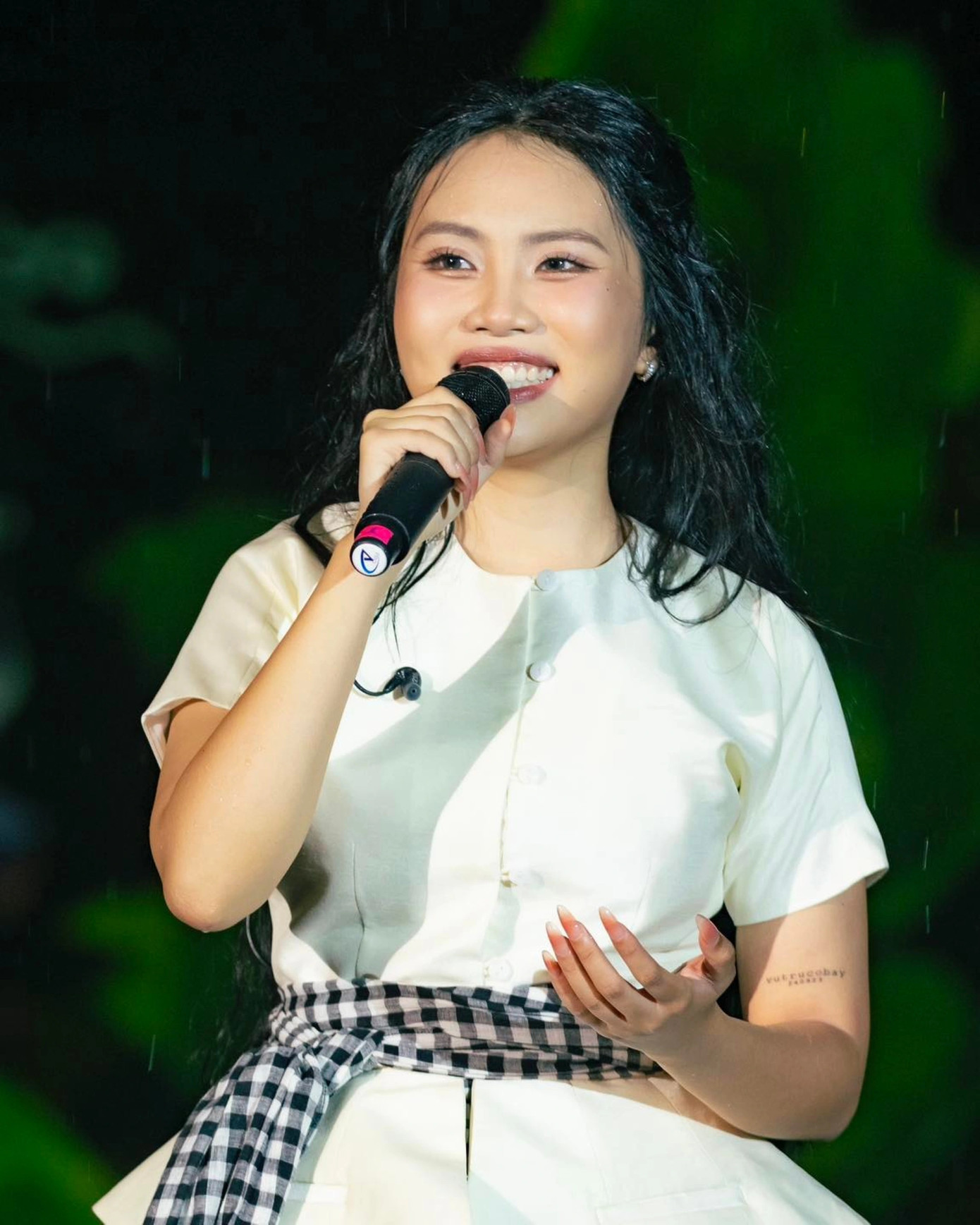 Phương Mỹ Chi gây ấn tượng với hàng loạt ca khúc lấy cảm hứng từ văn học như Bóng phù hoa, Đẩy xe bò, Gối gấm... Tháng 1, Phương Mỹ Chi giành chiến thắng ở hạng mục Gương mặt mới xuất sắc của giải thưởng Làn sóng xanh.