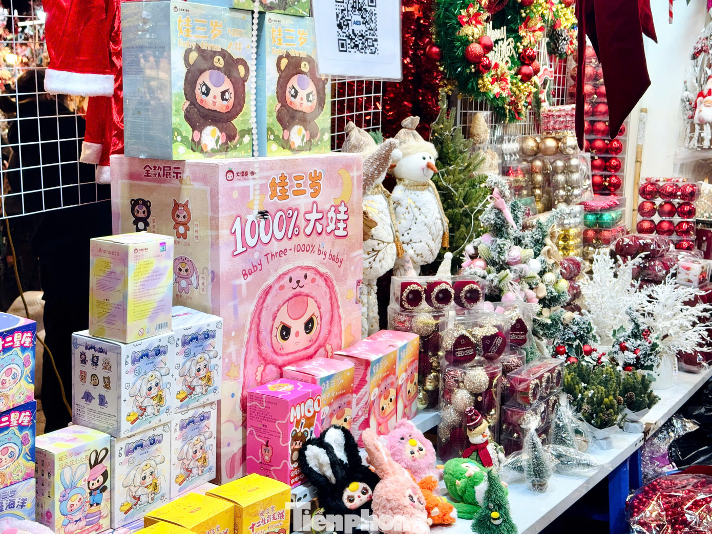 Baby Three đủ kích cỡ, phiên bản được bày bán ngay cửa để hút khách. Sự lan tỏa trên mạng xã hội giúp Baby Three đắt hàng.