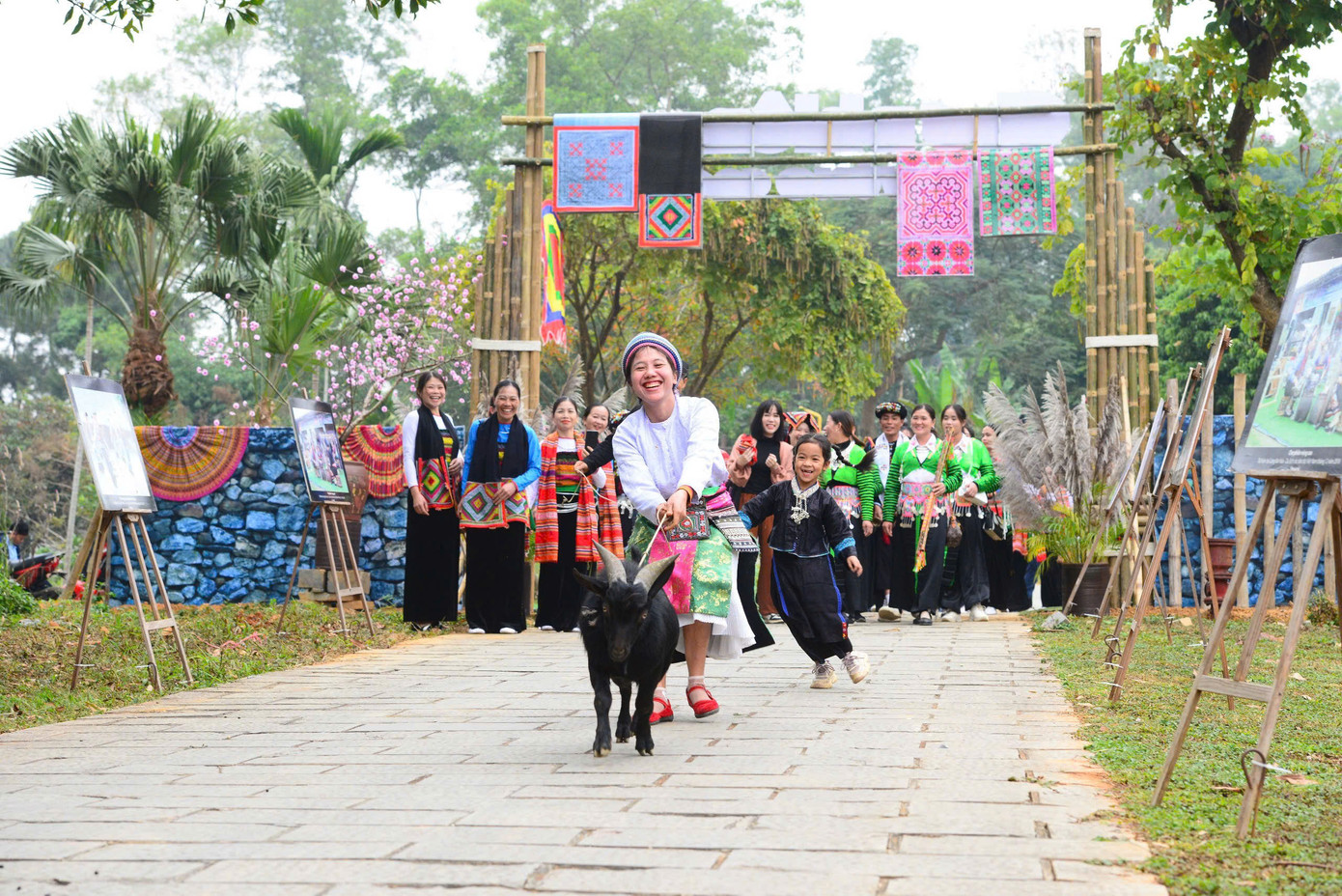 Chương trình Chợ phiên vùng cao - Chào năm mới 2025 diễn ra trong 2 ngày 31/12 và 1/1. Tiếp đến là hoạt động chuyên đề điểm nhấn Xuân về bản em, trong đó có chương trình dân ca dân vũ của các nhóm đồng bào phía Bắc.