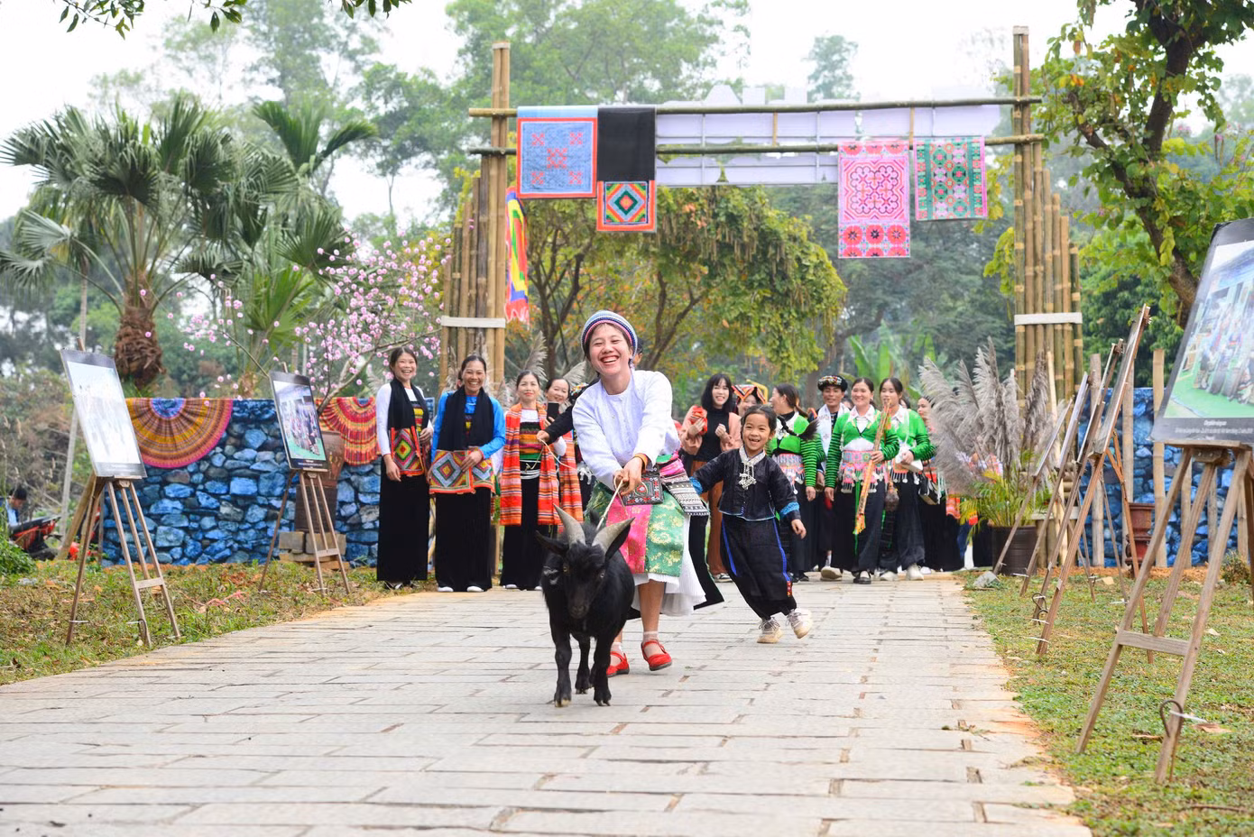 Chương trình Chợ phiên vùng cao - Chào năm mới 2025 diễn ra trong 2 ngày 31/12 và 1/1. Tiếp đến là hoạt động chuyên đề điểm nhấn Xuân về bản em, trong đó có chương trình dân ca dân vũ của các nhóm đồng bào phía Bắc.
