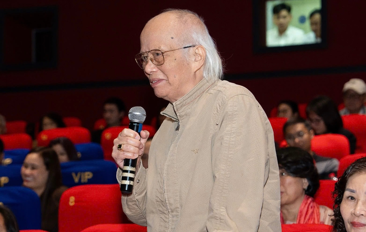 Hai đạo diễn Nguyễn Xuân Sơn, Phi Tiến Sơn rưng rưng chia sẻ với đạo diễn thế hệ tiếp nối Bùi Thạc Chuyên. "Điều tôi quý nhất chính là không thấy diễn viên nào mà chỉ thấy những người lính, những người miền Nam chiến đấu tại địa đạo Củ Chi. Đó là một điều tuyệt vời của đạo diễn Bùi Thạc Chuyên", NSƯT Xuân Sơn nói. Đạo diễn Phi Tiến Sơn khích lệ khán giả xem phim "để không quên đi những ngày tháng hào hùng, bi tráng của dân tộc giữa một cuộc sống nhiều biến chuyển". Hai đạo diễn Nguyễn Xuân Sơn, Phi Tiến Sơn rưng rưng chia sẻ với đạo diễn thế hệ tiếp nối Bùi Thạc Chuyên. "Điều tôi quý nhất chính là không thấy diễn viên nào mà chỉ thấy những người lính, những người miền Nam chiến đấu tại địa đạo Củ Chi. Đó là một điều tuyệt vời của đạo diễn Bùi Thạc Chuyên", NSƯT Xuân Sơn nói. Đạo diễn Phi Tiến Sơn khích lệ khán giả xem phim "để không quên đi những ngày tháng hào hùng, bi tráng của dân tộc giữa một cuộc sống nhiều biến chuyển".