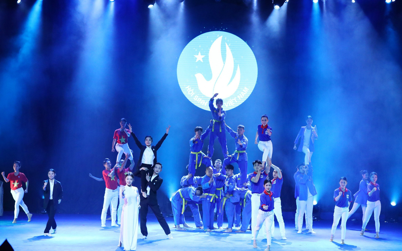 Tiết mục Khát vọng Sinh viên Việt Nam nêu cao chủ đề chương 3 - Khát vọng - Sinh viên Việt Nam khát khao được học tập và cống hiến cho đất nước, phát triển bản thân để làm rạng danh dân tộc, nhiều khát khao nhỏ cùng hướng đến một giấc mơ lớn - mang Việt Nam vươn ra thế giới.