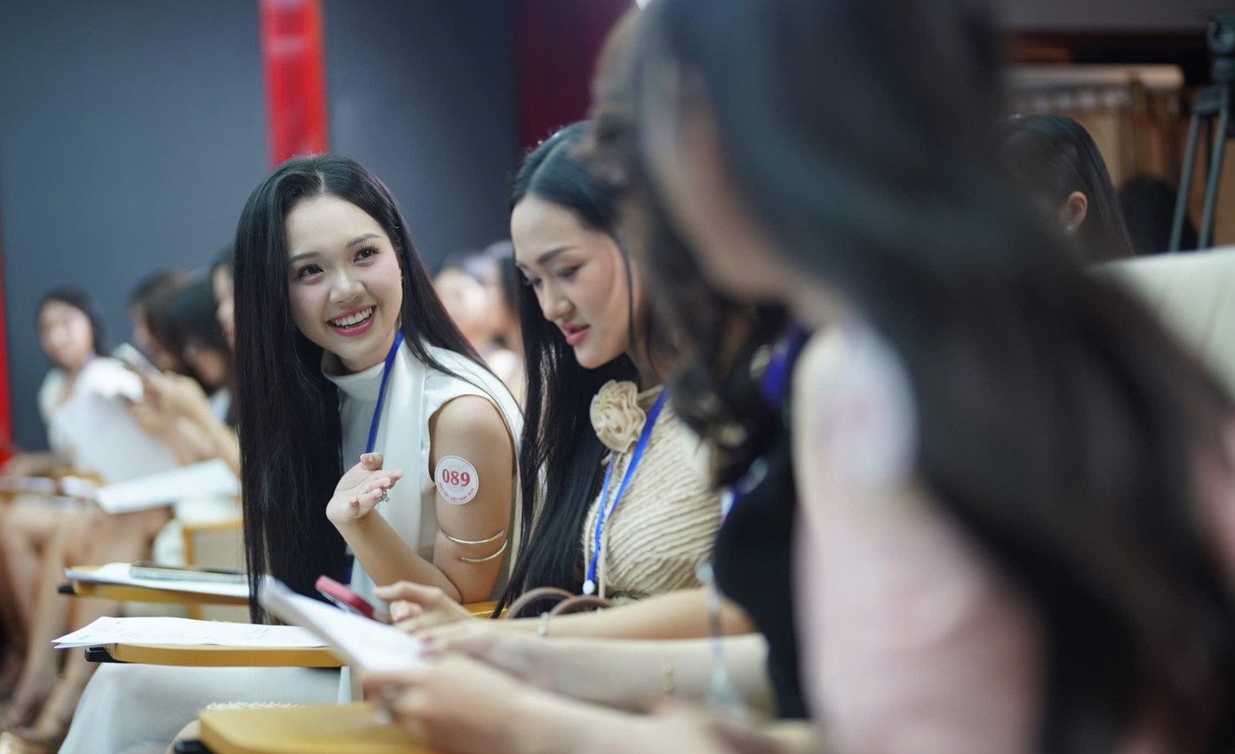 Các thí sinh trò chuyện trong phòng chờ, chia sẻ bí quyết để tự tin trước ban giám khảo.