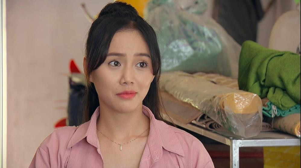 Trước vai Hải ở &quot;Phố trong làng&quot;, diễn viên Minh Thu được biết đến khi nhận vai bà Sa lúc trẻ trong &quot;Hương vị tình thân&quot;. Dù chỉ là một vai nhỏ với một vài cảnh quay nhưng Minh Thu ngay lập tức được nhiều người hâm mộ bộ phim &quot;săn đón&quot; vì nhan sắc nổi trội.