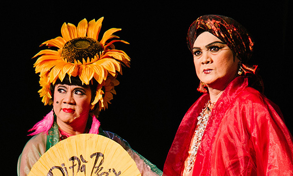 NSƯT Thành Lộc (trái) thăng hoa trên sân khấu kịch. NSƯT Thành Lộc (trái) thăng hoa trên sân khấu kịch.