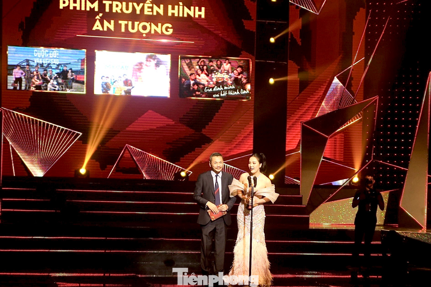NSND Trung Anh và MC Thụy Vân công bố giải thưởng hạng mục Phim truyền hình ấn tượng. NSND Trung Anh và MC Thụy Vân công bố giải thưởng hạng mục Phim truyền hình ấn tượng.