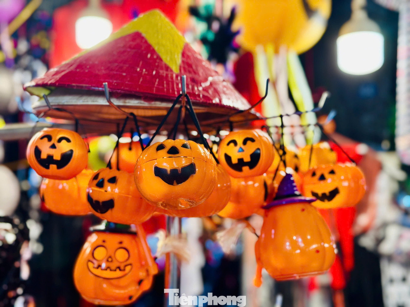Đèn bí ngô khoét mặt quỷ là đồ trang trí đặc trưng và không thể thiếu trong dịp lễ Halloween.