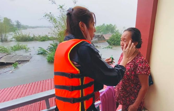 Hình ảnh nữ ca sĩ trong chuyến từ thiện vừa qua. Hình ảnh nữ ca sĩ trong chuyến từ thiện vừa qua.