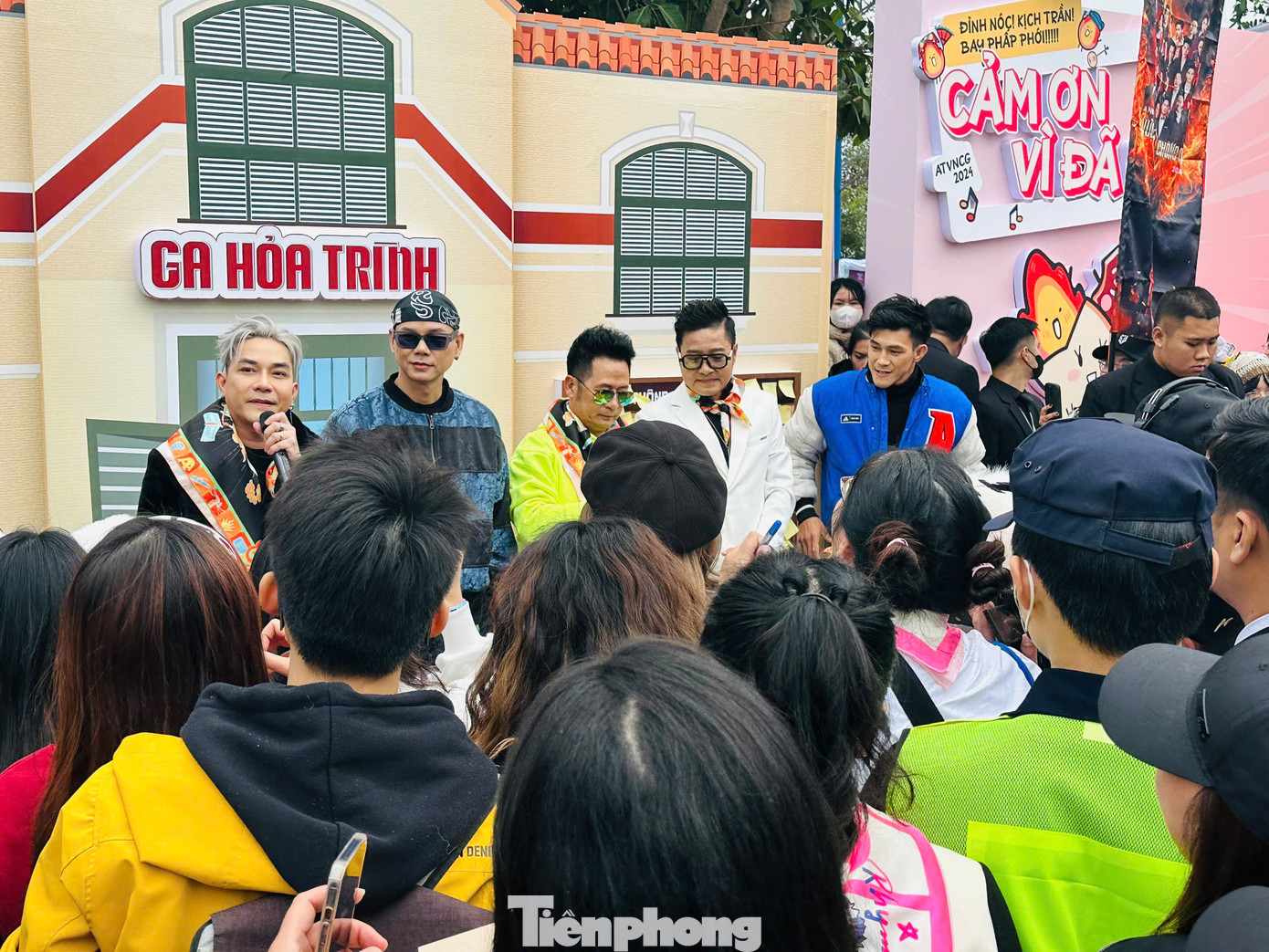 Các nghệ sĩ nhà Mứt Gừng hội ngộ, trò chuyện cùng người hâm mộ. Chương trình giao lưu với thần tượng dự kiến kéo dài đến chiều.