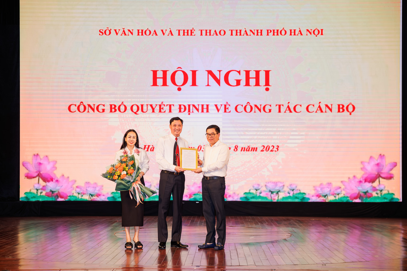 Lãnh đạo Sở VHTT Hà Nội trao quyết định bổ nhiệm cho NSƯT Dương Đức Quang. Lãnh đạo Sở VHTT Hà Nội trao quyết định bổ nhiệm cho NSƯT Dương Đức Quang.