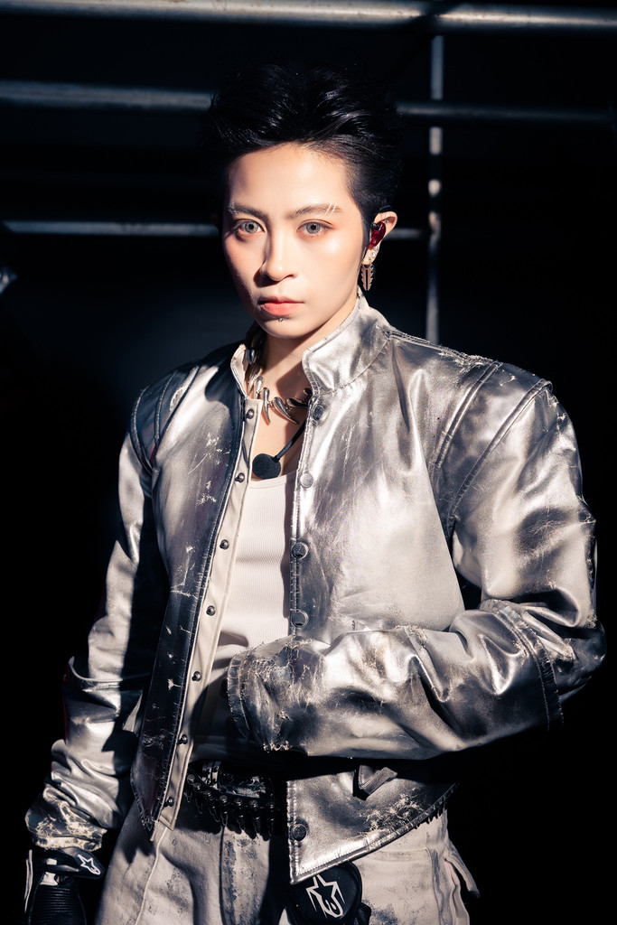 Ngoài những màn biểu diễn ấn tượng, trang phục của hơn 40 chị đẹp cũng được khán giả chú ý. Ngoài những màn biểu diễn ấn tượng, trang phục của hơn 40 chị đẹp cũng được khán giả chú ý.