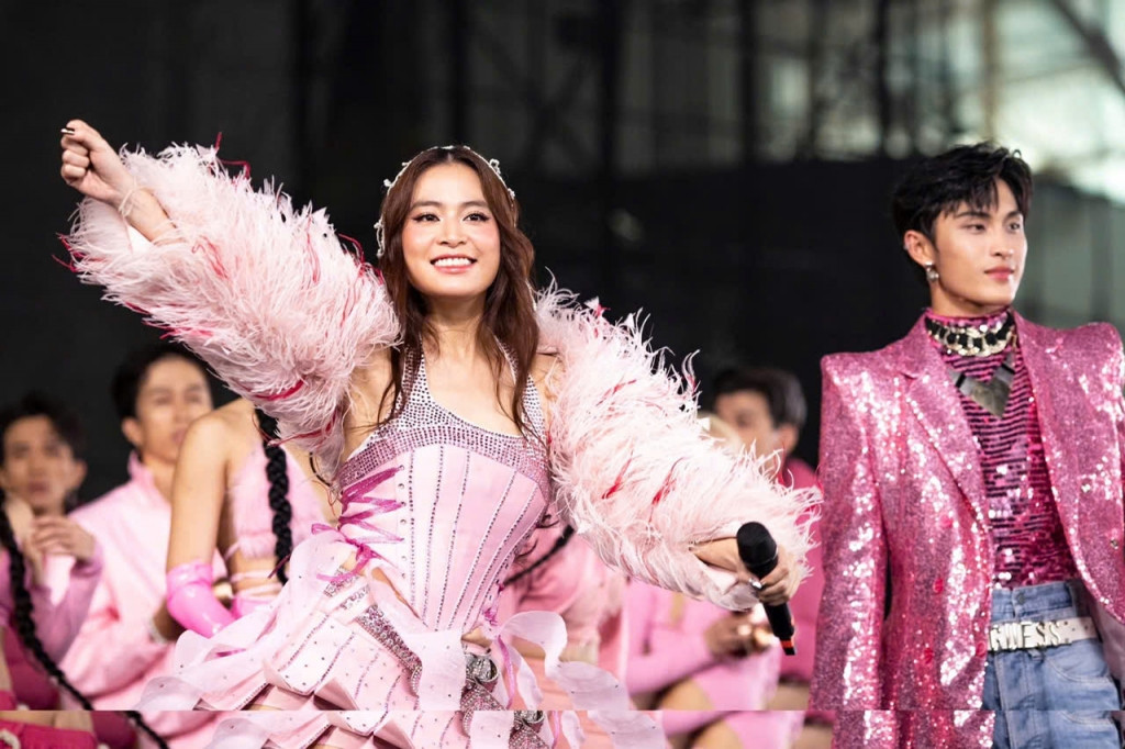 Hoàng Thùy Linh và ê-kíp mất 2 năm để hoàn thiện tác phẩm. Hoàng Thùy Linh và ê-kíp mất 2 năm để hoàn thiện tác phẩm.