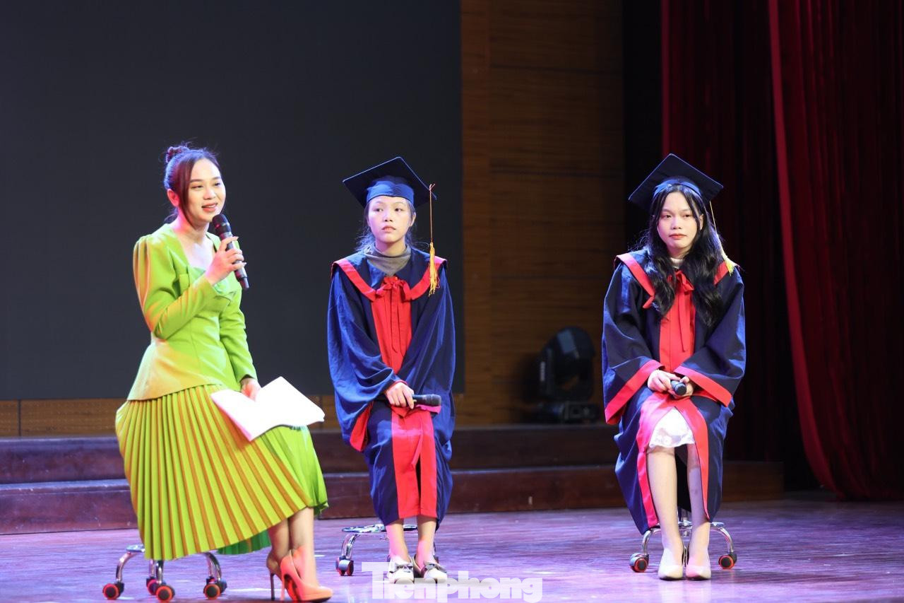 Chia sẻ với Tiền Phong sau chương trình, Tuyết Ngân nói cô cảm thấy may mắn vì được dẫn &quot;Nâng bước thủ khoa&quot; năm 2022. Theo nữ MC trẻ của VTV, chương trình là lát cắt rực rỡ trong cuộc đời của các bạn sinh viên. Ảnh: Hồng Vĩnh.