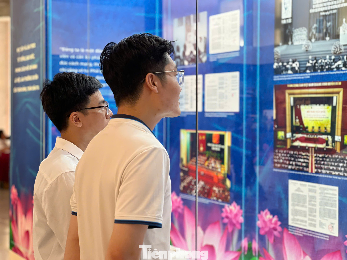 Không gian triển lãm tại Bảo tàng Hồ Chí Minh thu hút nhiều khách tham quan.