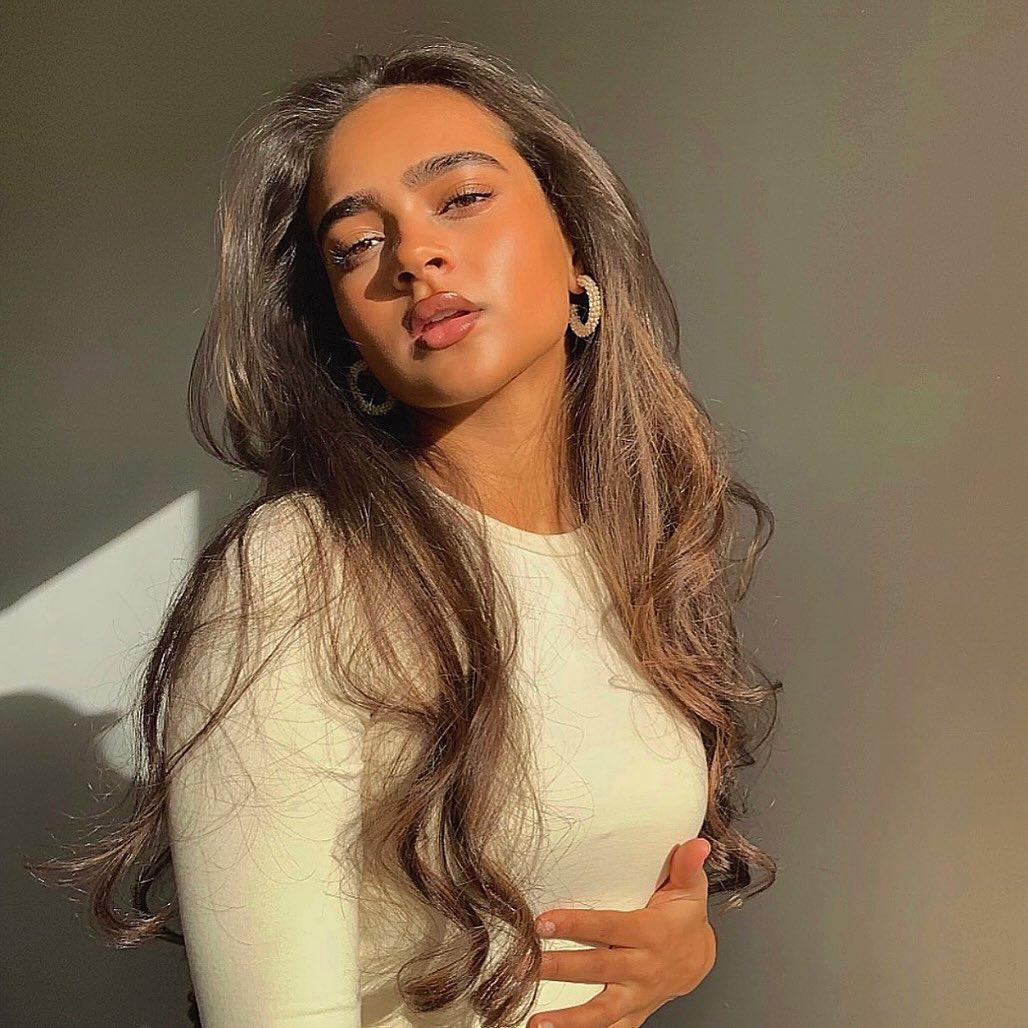 Sở hữu vẻ ngoài nóng bỏng, quyến rũ, bạn gái của tiền vệ Mason Mount thường xuyên xuất hiện trong các chương trình giải trí. Năm 2017, cô đảm nhận một vai diễn nhỏ trong bộ phim Vua Arrthur: Huyền thoại của thanh kiếm