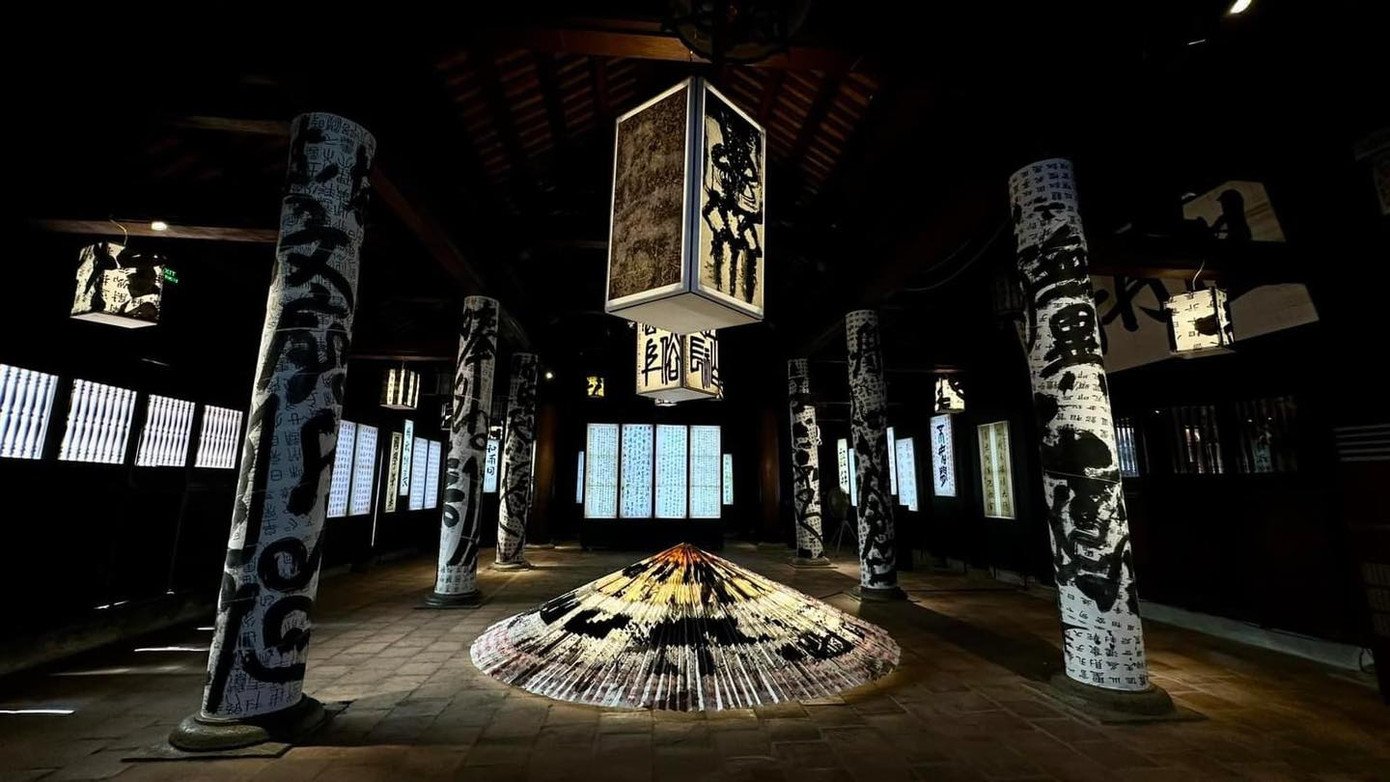 Các tác phẩm được sắp đặt theo ý tưởng xuyên suốt trên cơ sở ứng dụng công nghệ ánh sáng.