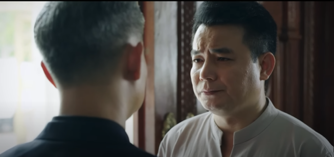 Chủ tịch Phát quay lưng với Hoàng Đức. Ảnh: CMH.