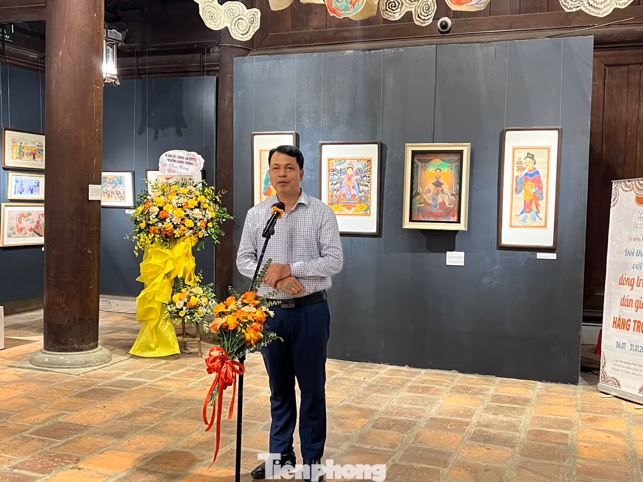 Phát biểu khai mạc, Giám đốc Trung tâm Hoạt động Văn hóa Khoa học Văn Miếu - Quốc Tử Giám Lê Xuân Kiêu cho biết: “Triển lãm Đối thoại với dòng tranh dân gian Hàng Trống hình thành dựa trên những những nỗ lực không ngừng nghỉ của các nghệ nhân, họa sĩ trong hành trình gìn giữ, phát huy dòng tranh này trong đời sống đương đại. Triển lãm cũng là động lực cho những sáng tạo mang dấu ấn cá nhân, góp phần thúc đẩy thế hệ trẻ ngày nay học hỏi kế thừa tinh hoa nghệ thuật truyền thống của cha ông”. Phát biểu khai mạc, Giám đốc Trung tâm Hoạt động Văn hóa Khoa học Văn Miếu - Quốc Tử Giám Lê Xuân Kiêu cho biết: “Triển lãm Đối thoại với dòng tranh dân gian Hàng Trống hình thành dựa trên những những nỗ lực không ngừng nghỉ của các nghệ nhân, họa sĩ trong hành trình gìn giữ, phát huy dòng tranh này trong đời sống đương đại. Triển lãm cũng là động lực cho những sáng tạo mang dấu ấn cá nhân, góp phần thúc đẩy thế hệ trẻ ngày nay học hỏi kế thừa tinh hoa nghệ thuật truyền thống của cha ông”.